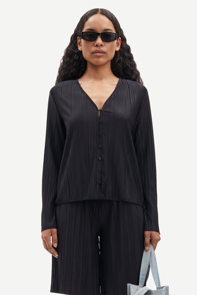 Pleated blouse in black