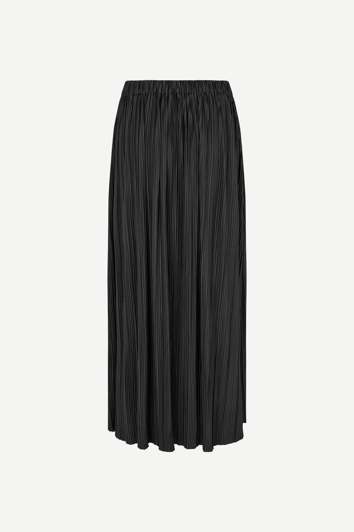 Pleated maxi skirt in black