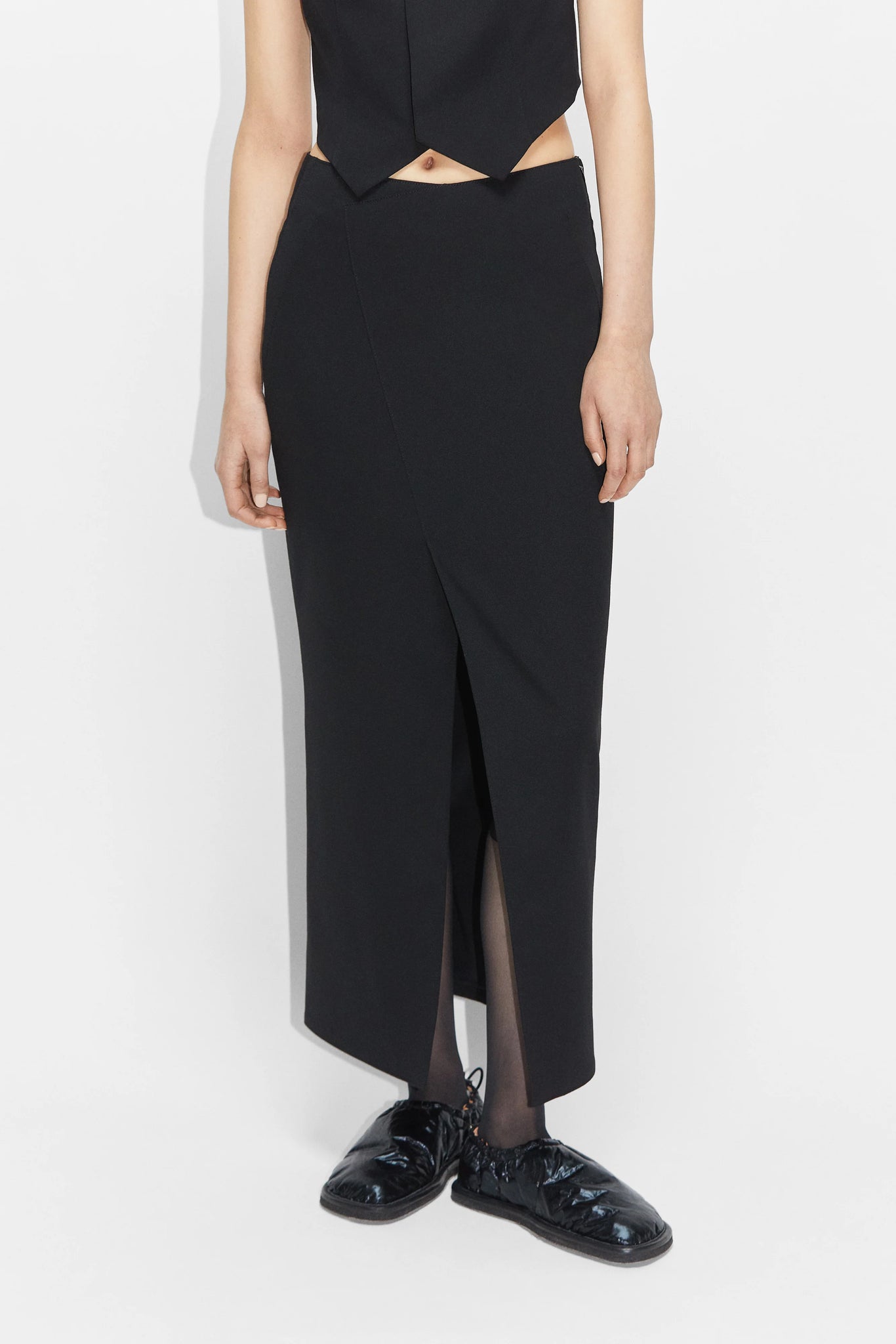 Tail overlapping pencil skirt in black