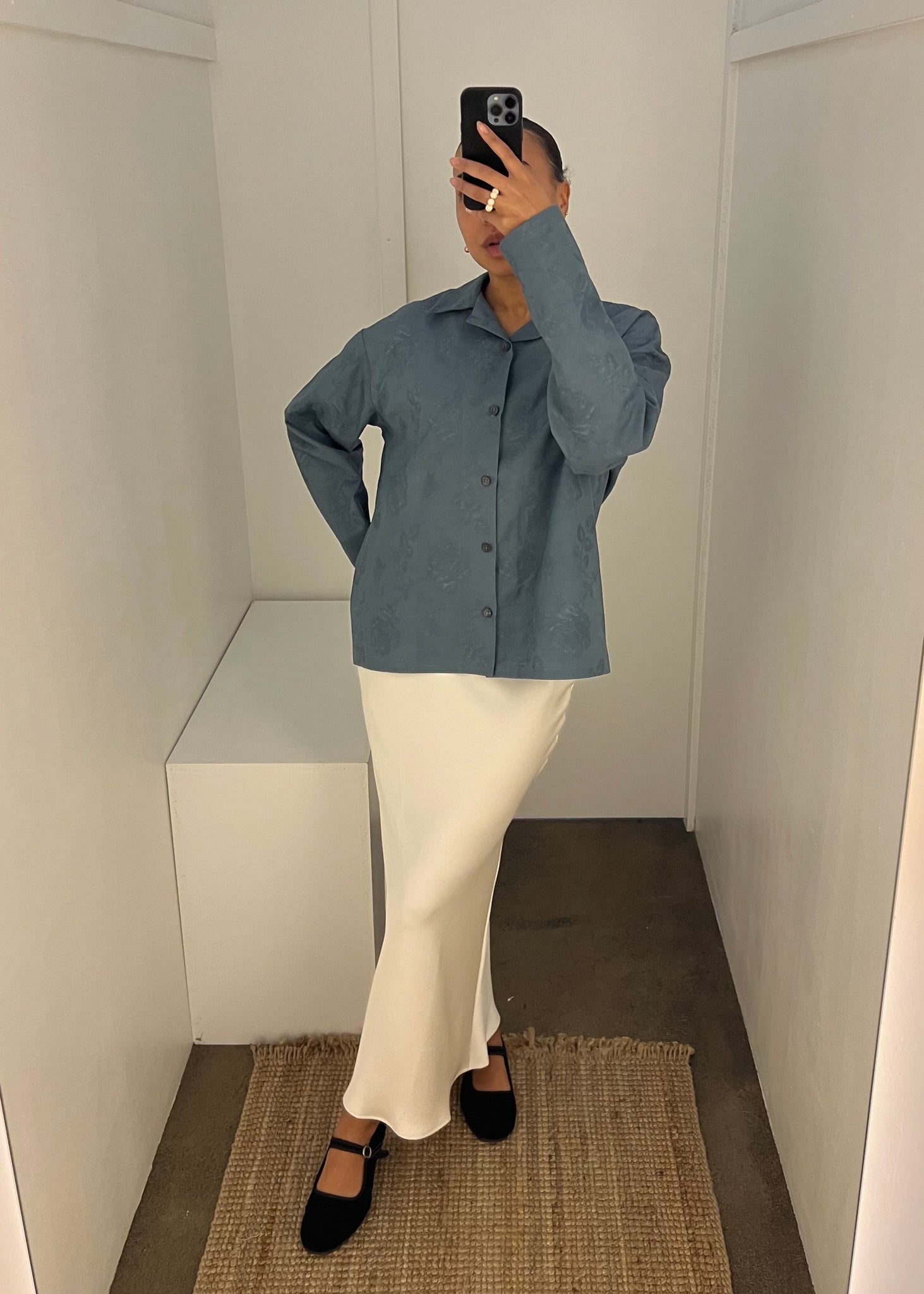 Ela blouse in blue with rose details by shop toni