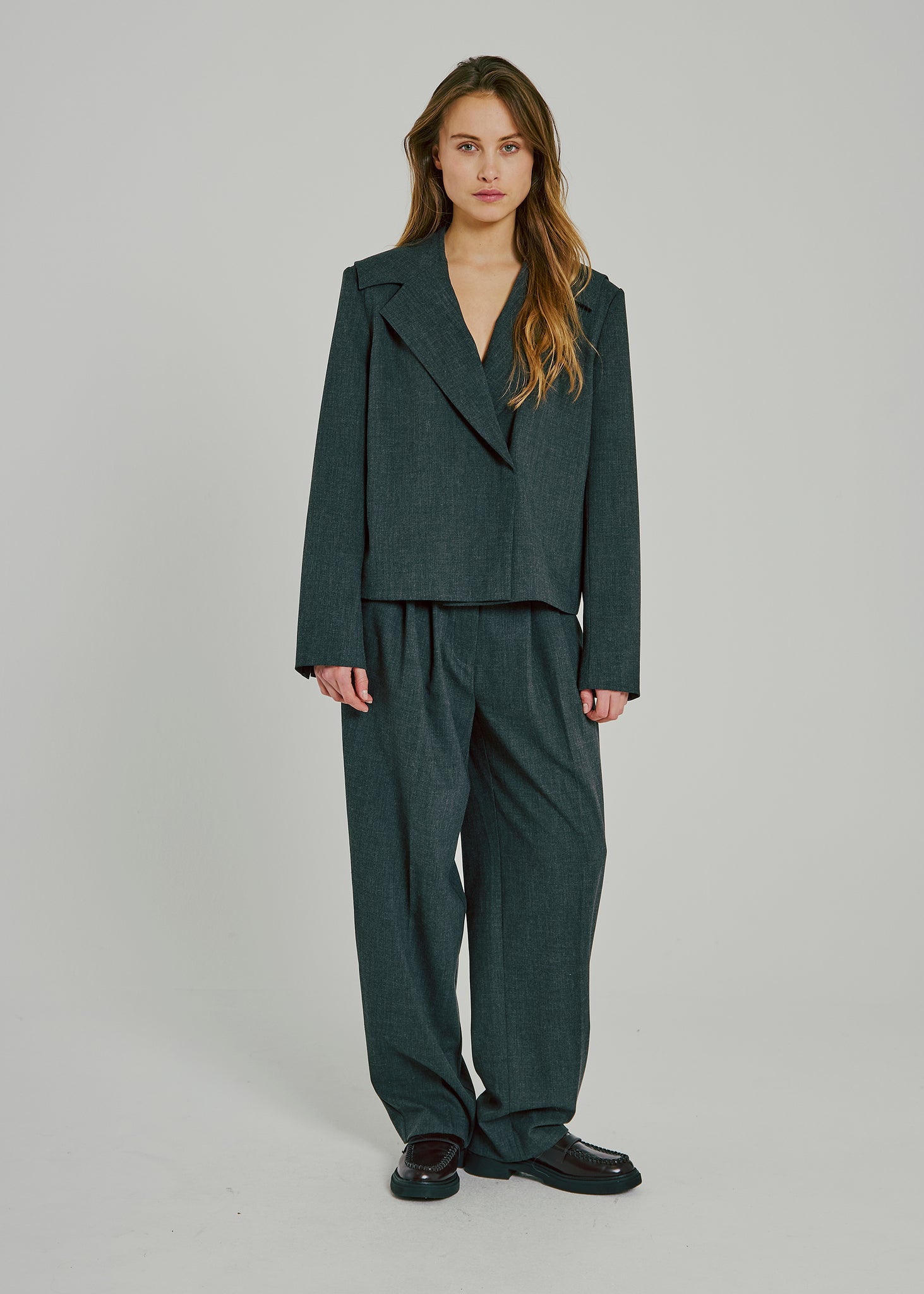Suit trousers in deep charcoal