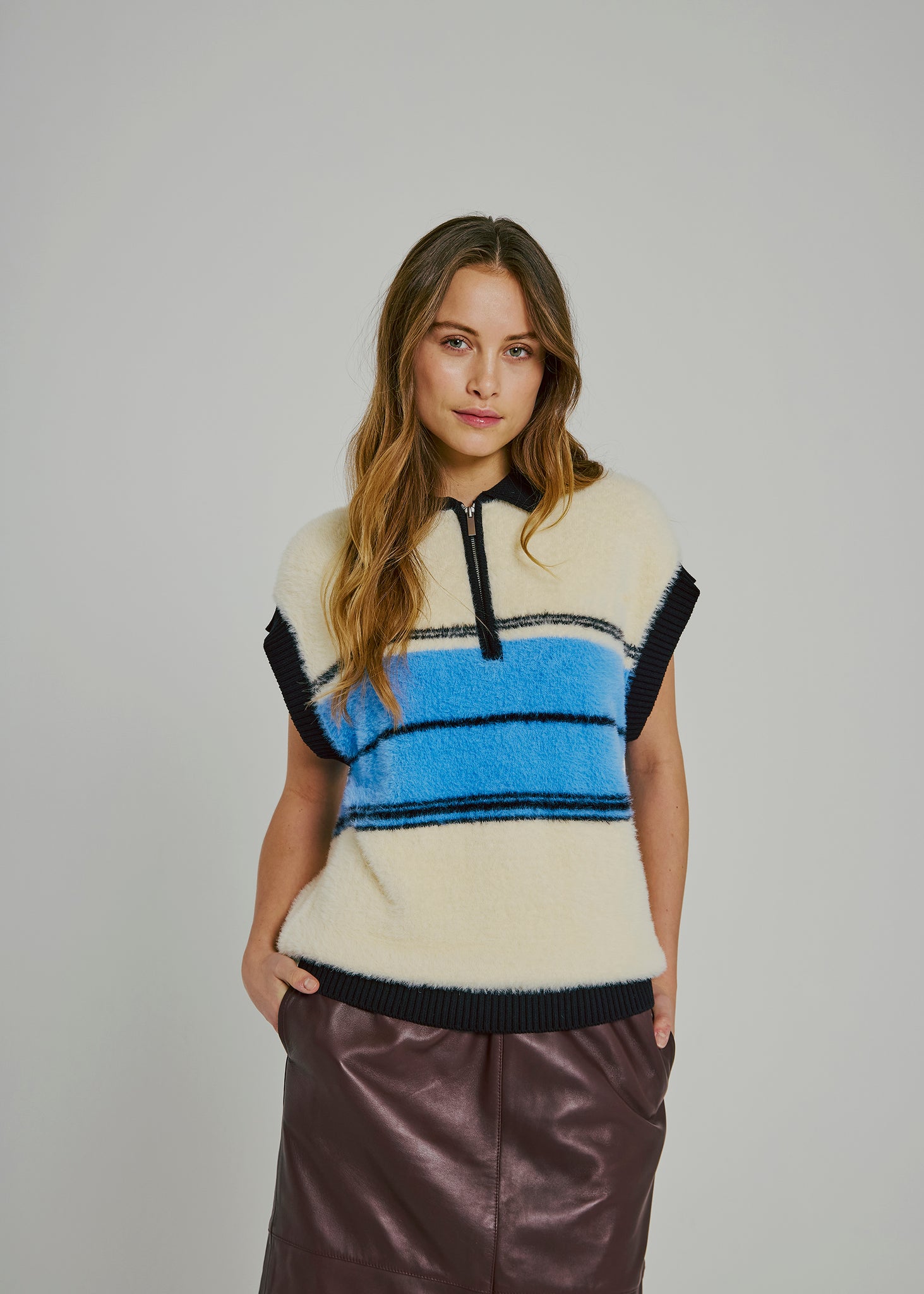 Sky knit waistcoat in black / blue