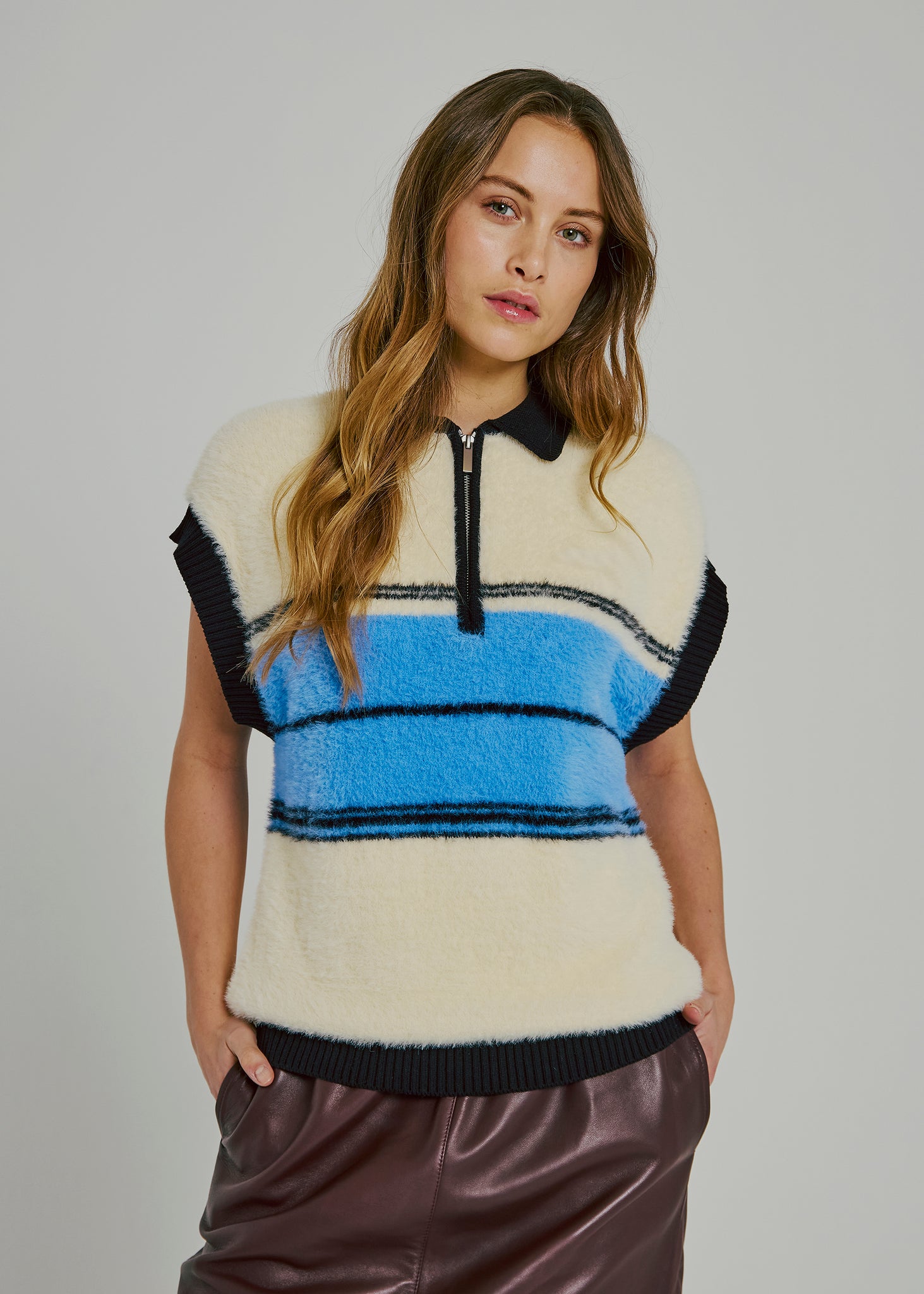 Sky knit waistcoat in black / blue
