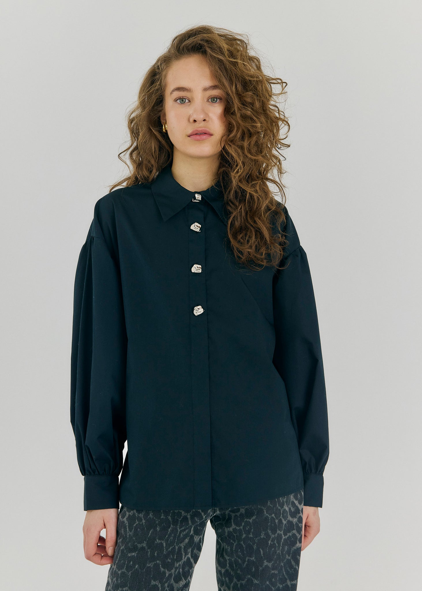 Mae shirt in black