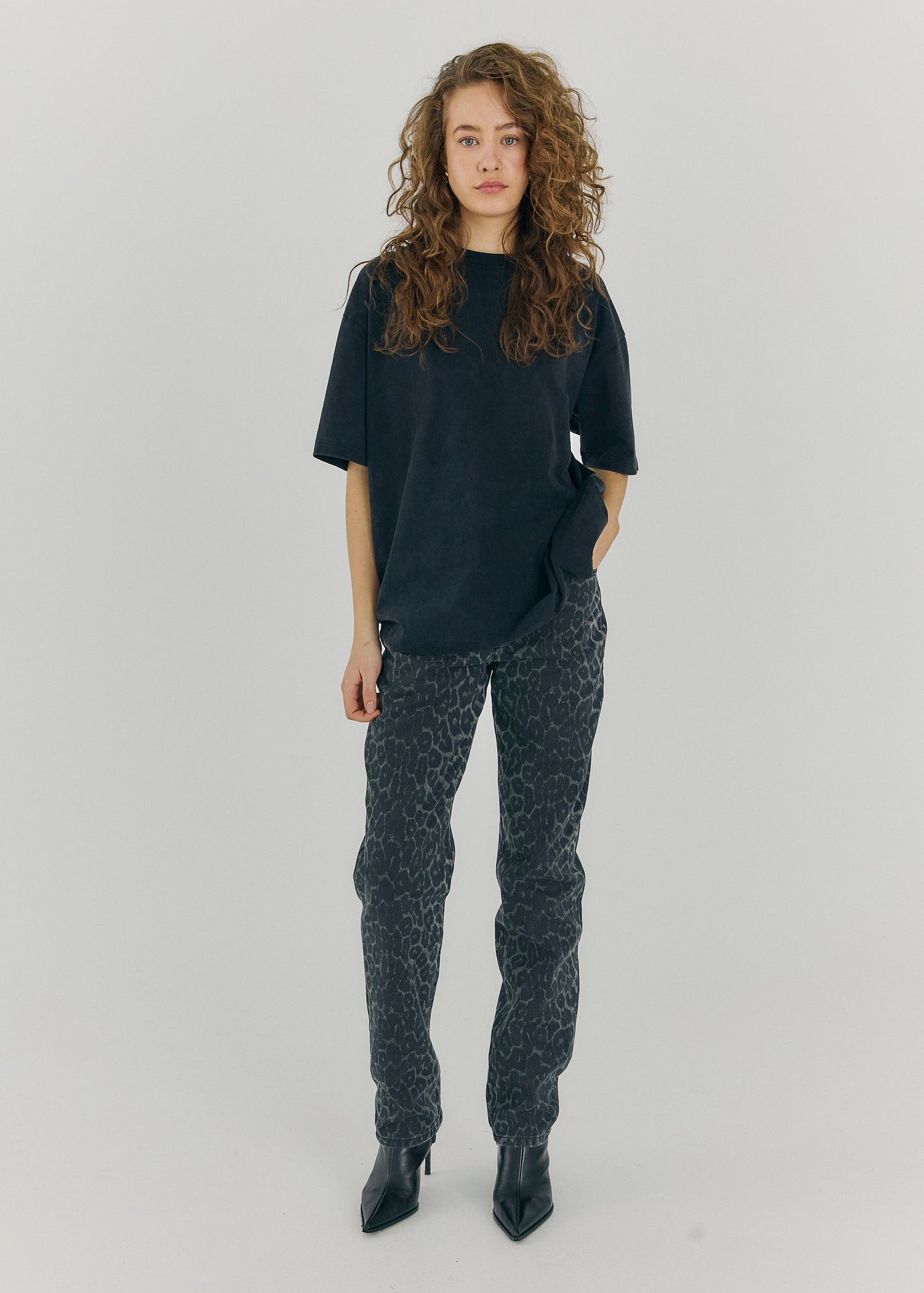 Scottie tee in black washed
