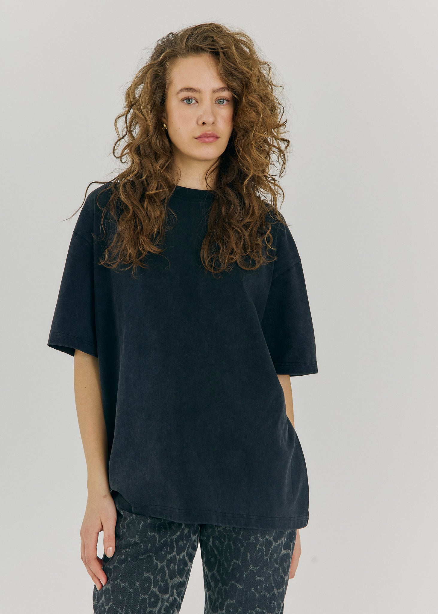 Scottie tee in black washed