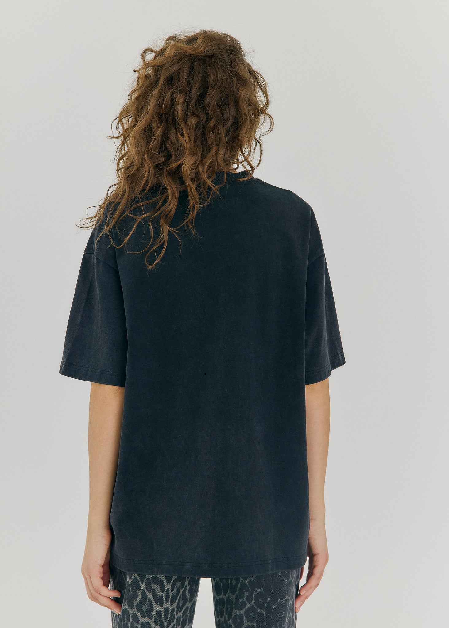 Scottie tee in black washed