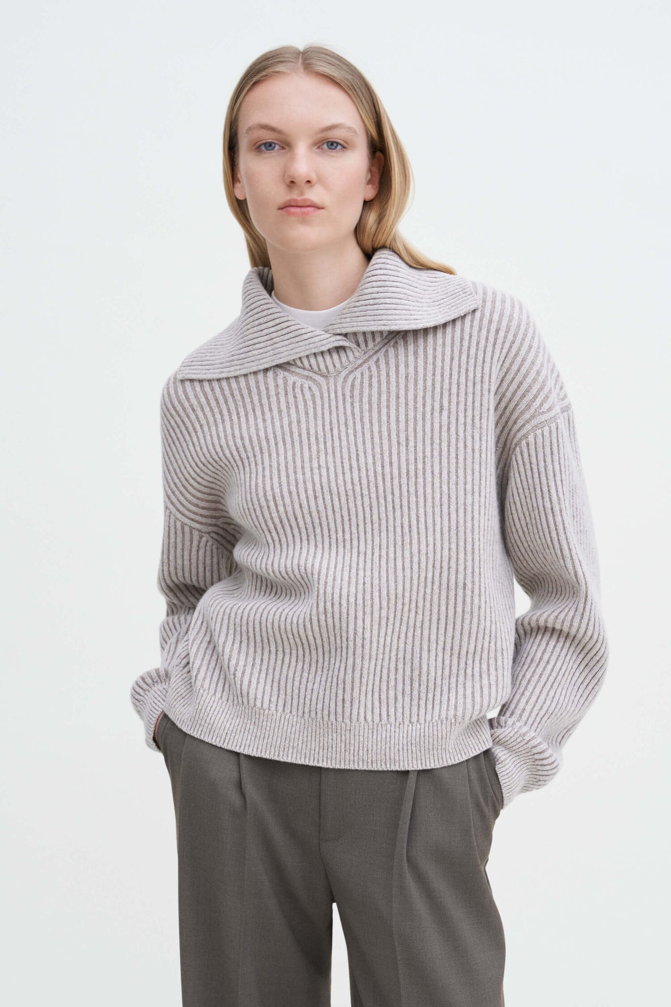 Ribbed collar sweater in beige