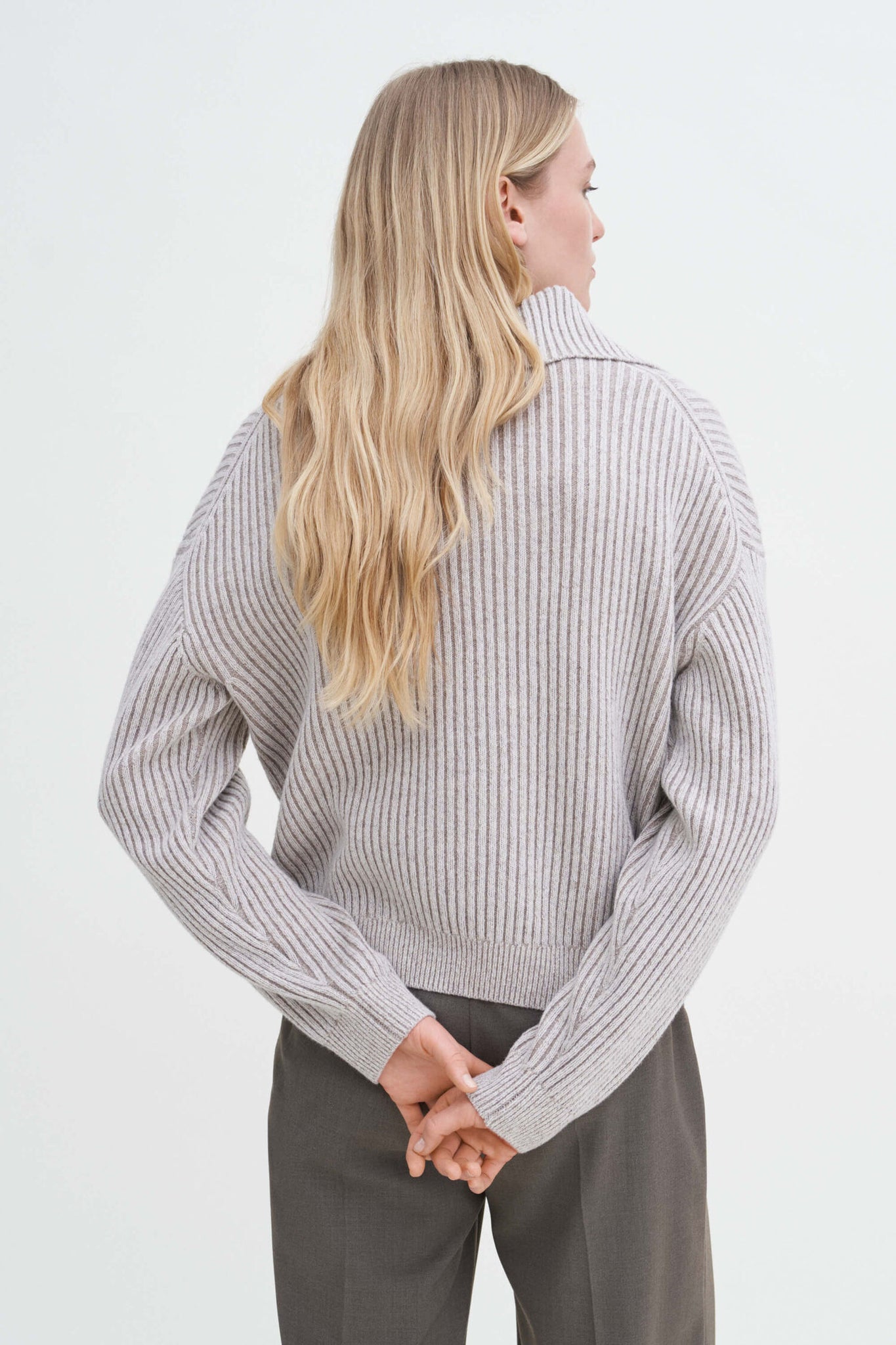 Ribbed collar sweater in beige