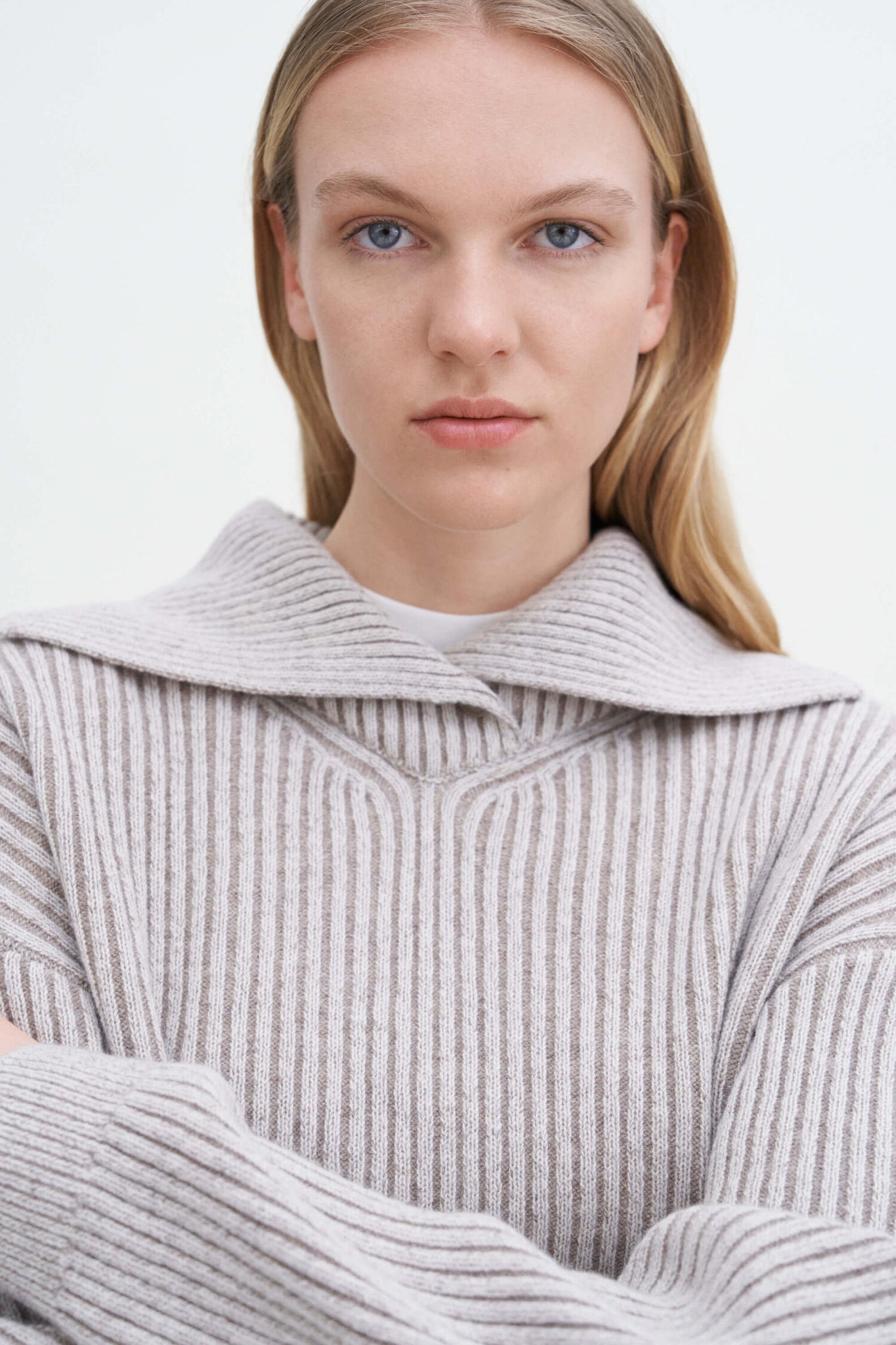 Ribbed collar sweater in beige