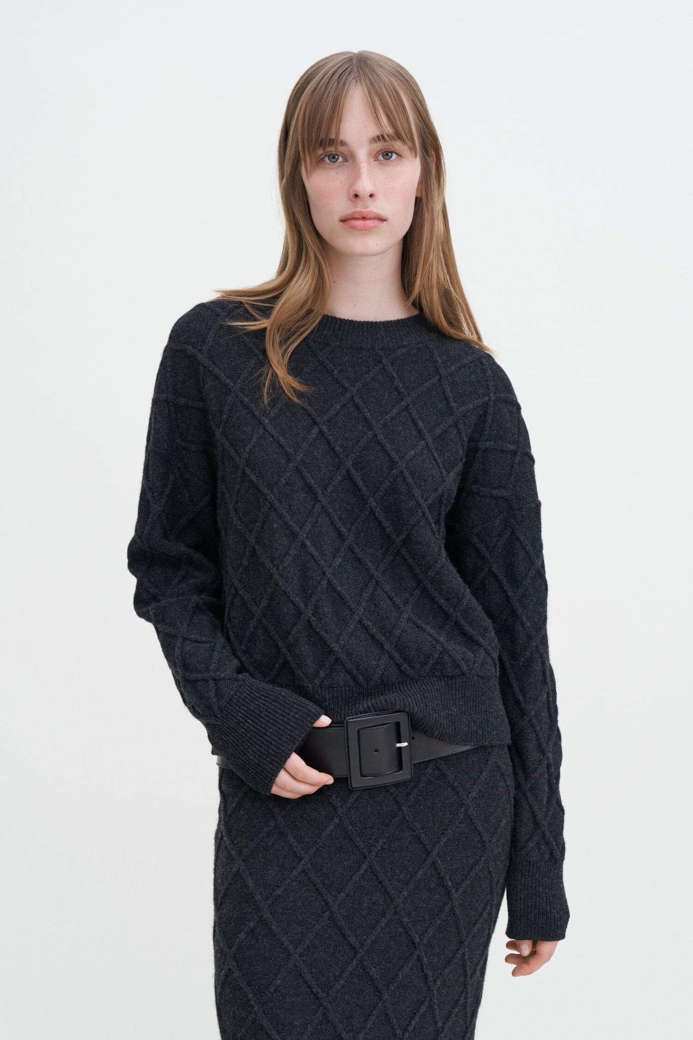 Diamond cable sweater in anthracite