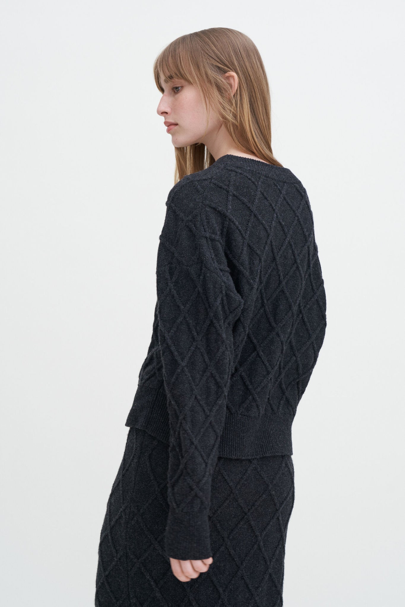 Diamond cable sweater in anthracite