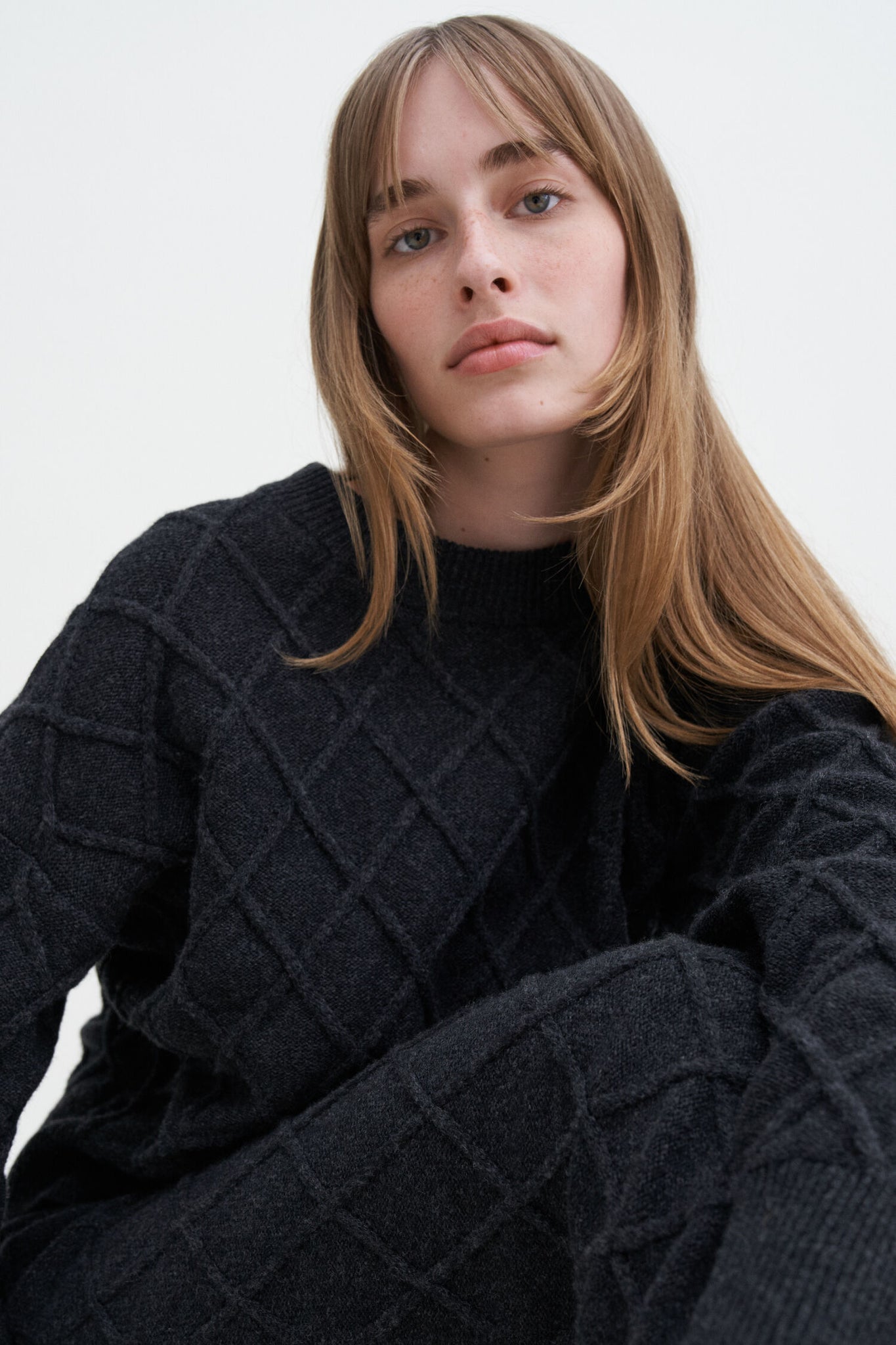 Diamond cable sweater in anthracite