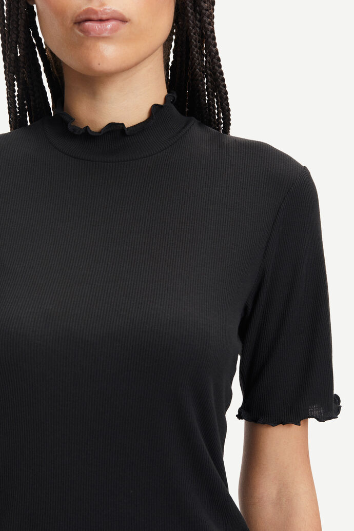 Short sleeved ruffle top in black