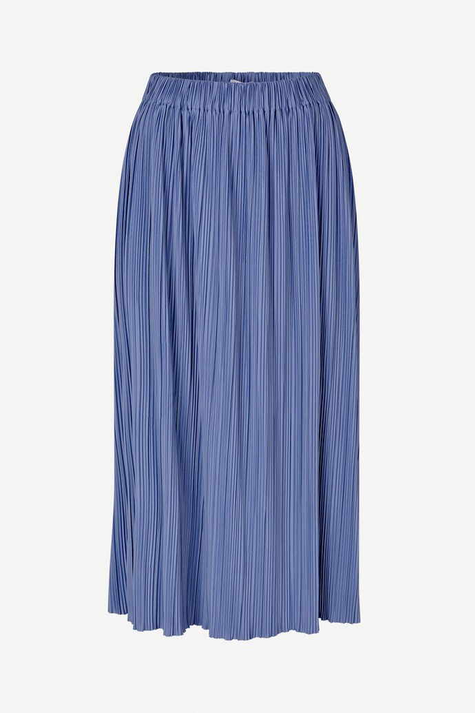 Pleated skirt in wild wind