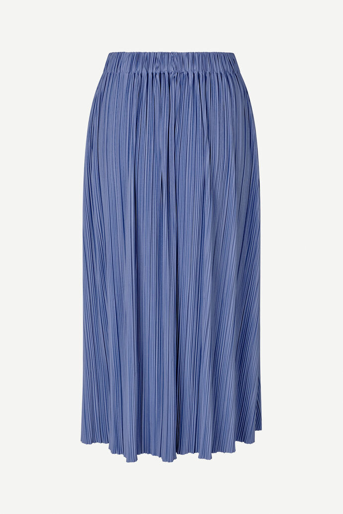 Pleated skirt in wild wind