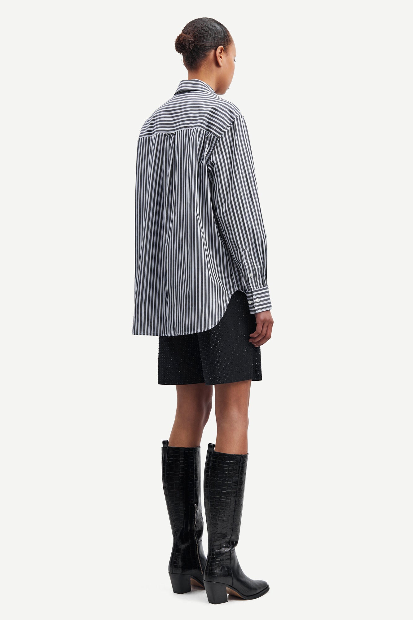 Lova shirt in black stripes