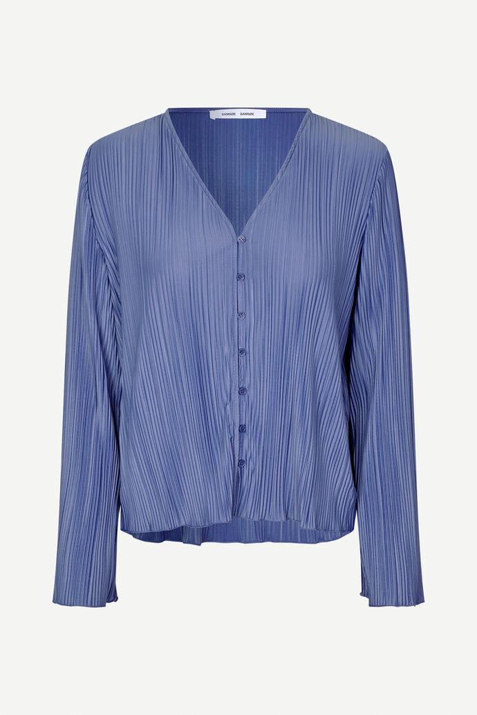 Pleated blouse in wild wind