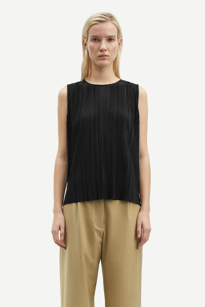 Pleated top in black