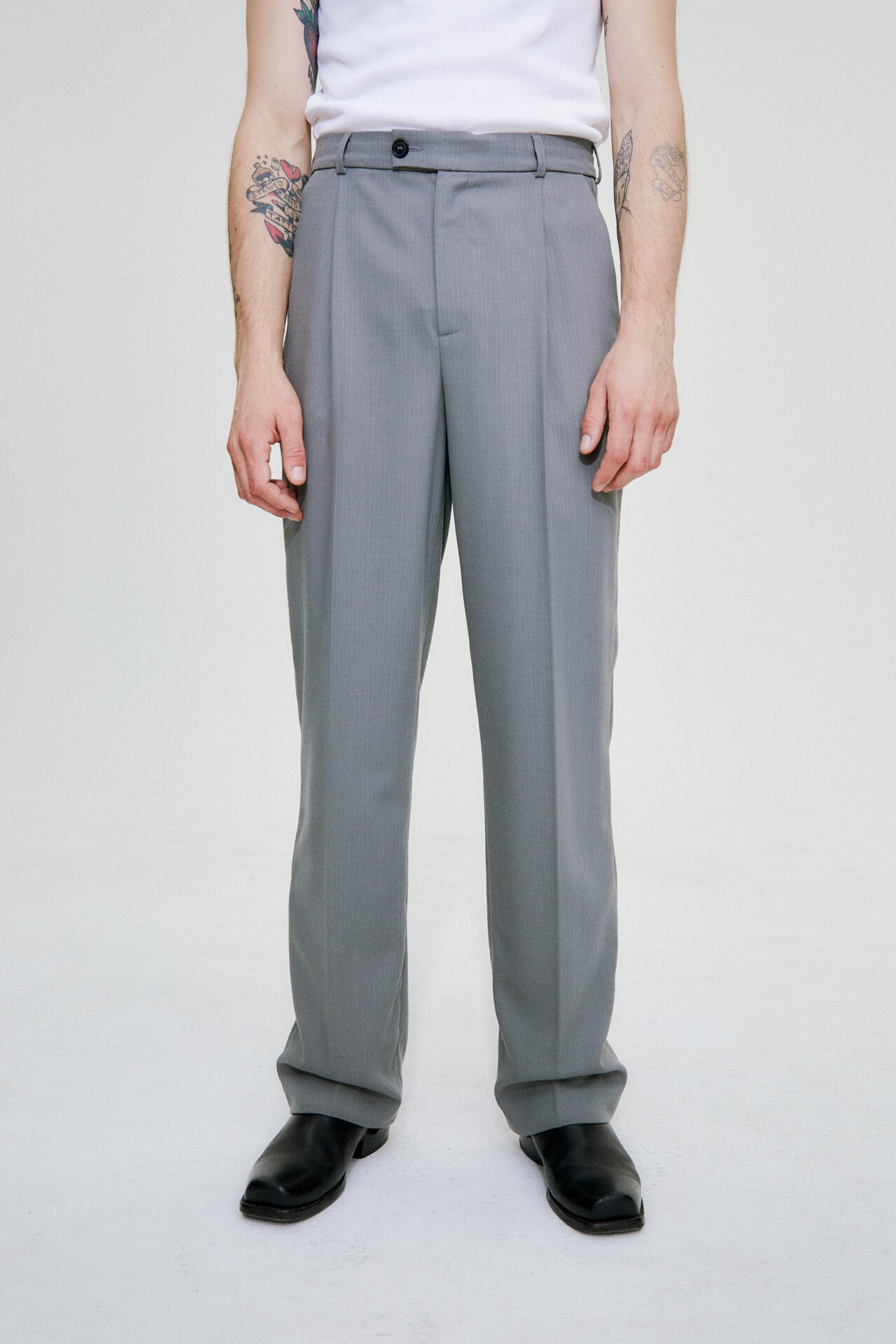 Gewand pants in stone by goutez