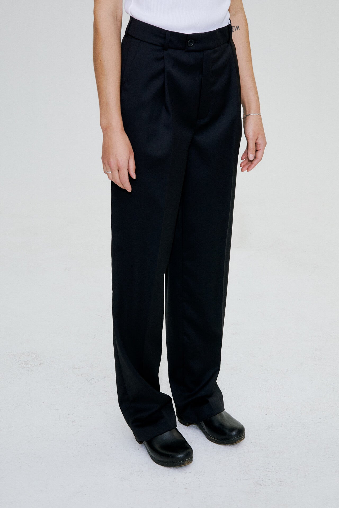 Gewand pants in black by goutez