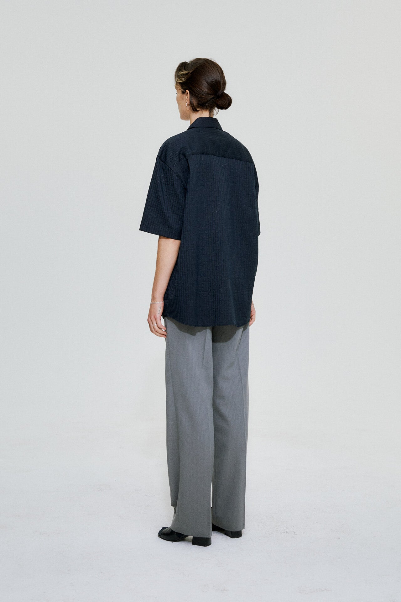 Ode shirt in basalt by goutez