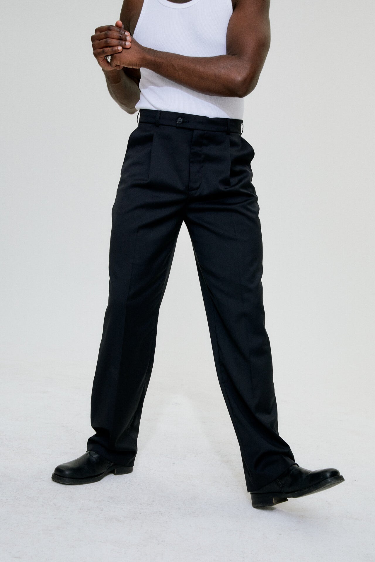 Gewand pants in black by goutez