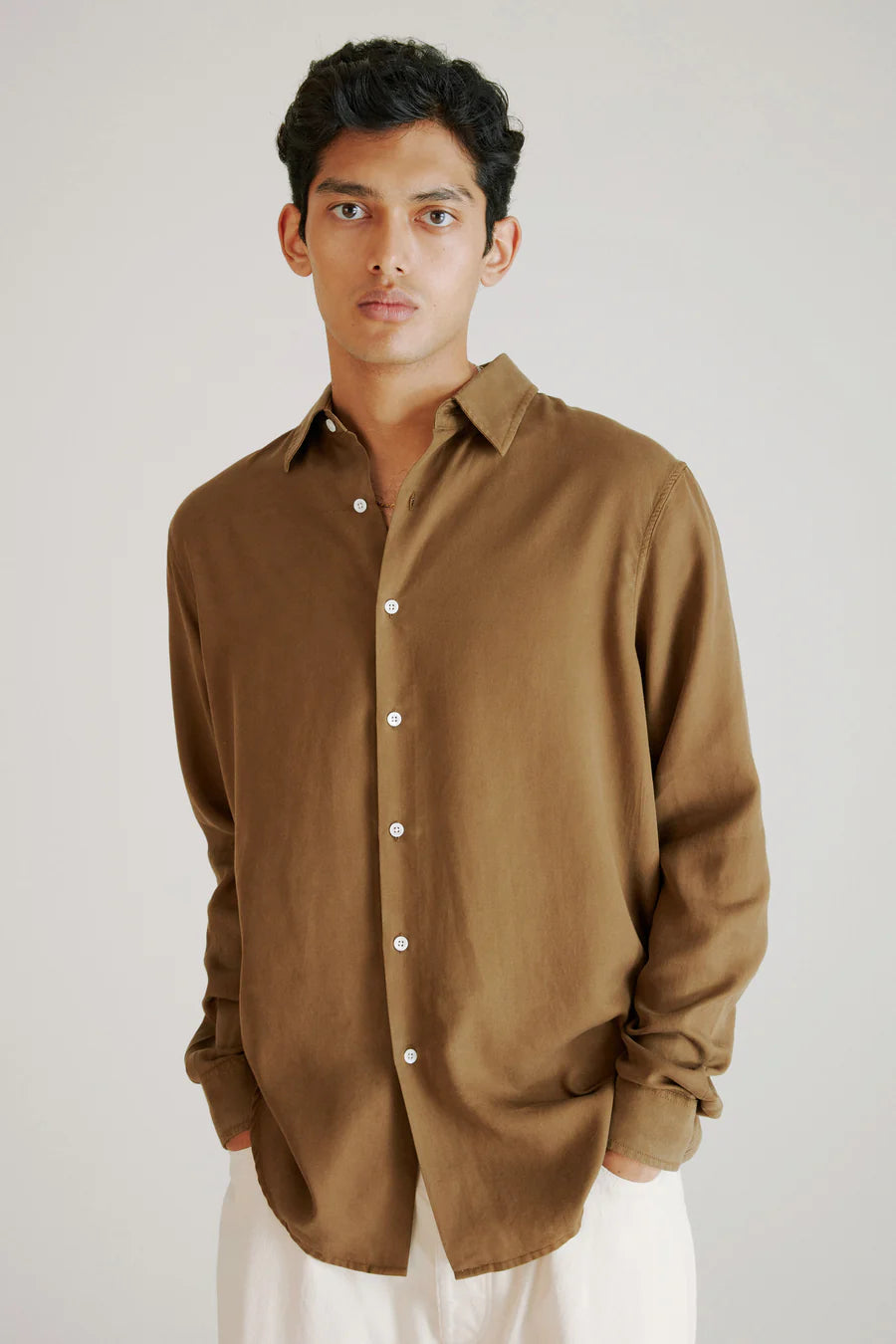 Air clean shirt in khaki tencel