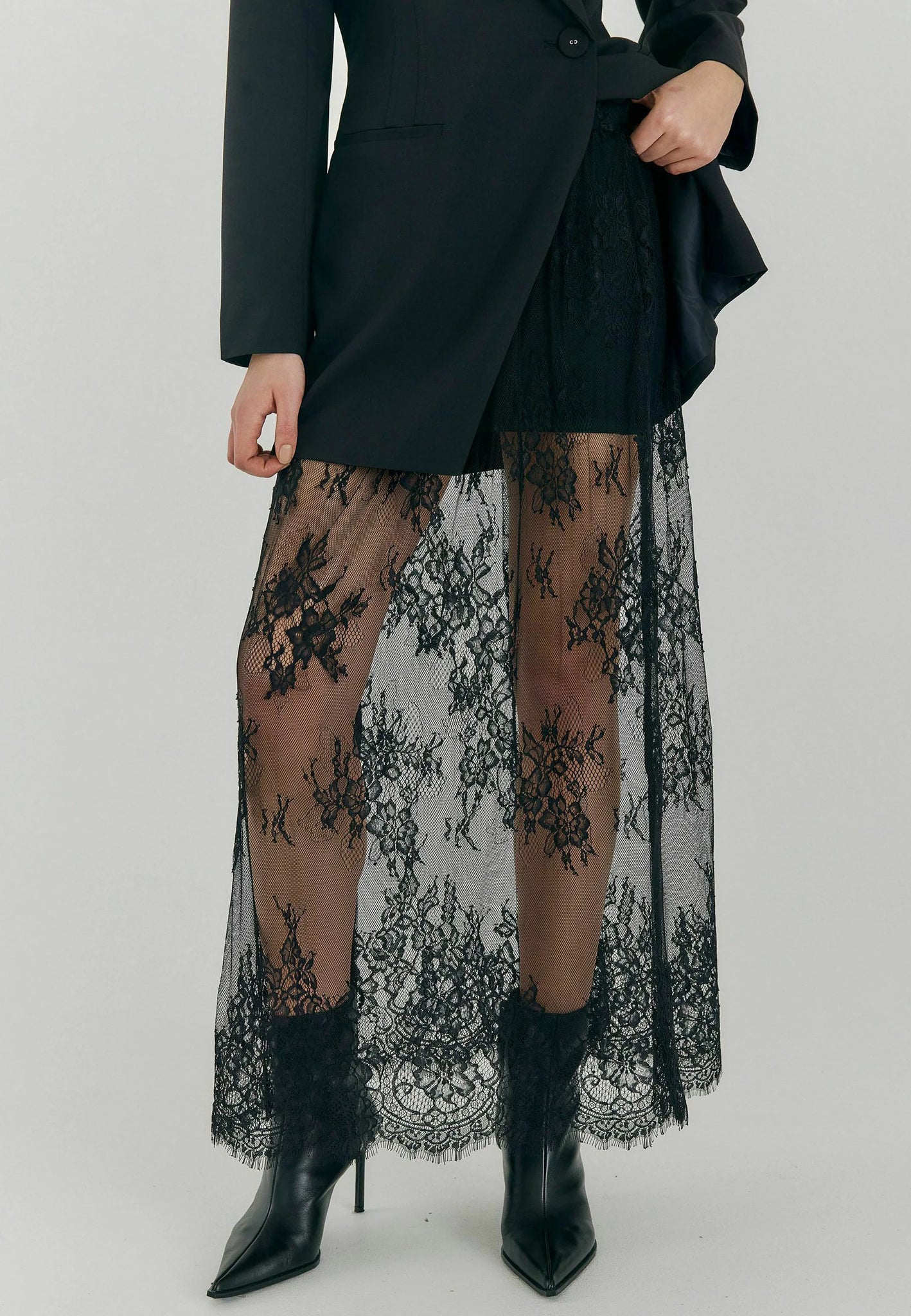 Minda lace skirt in black