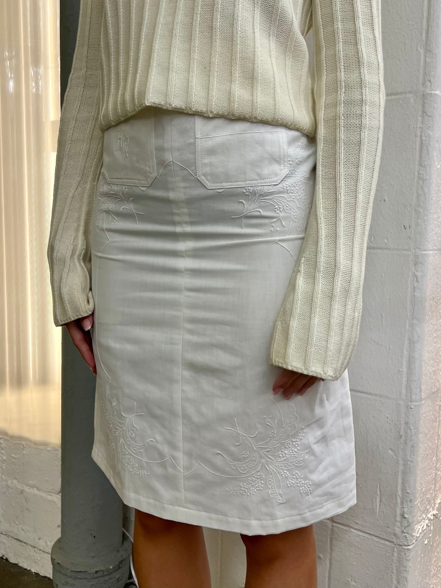 Susie skirt in white with flower details by shop toni