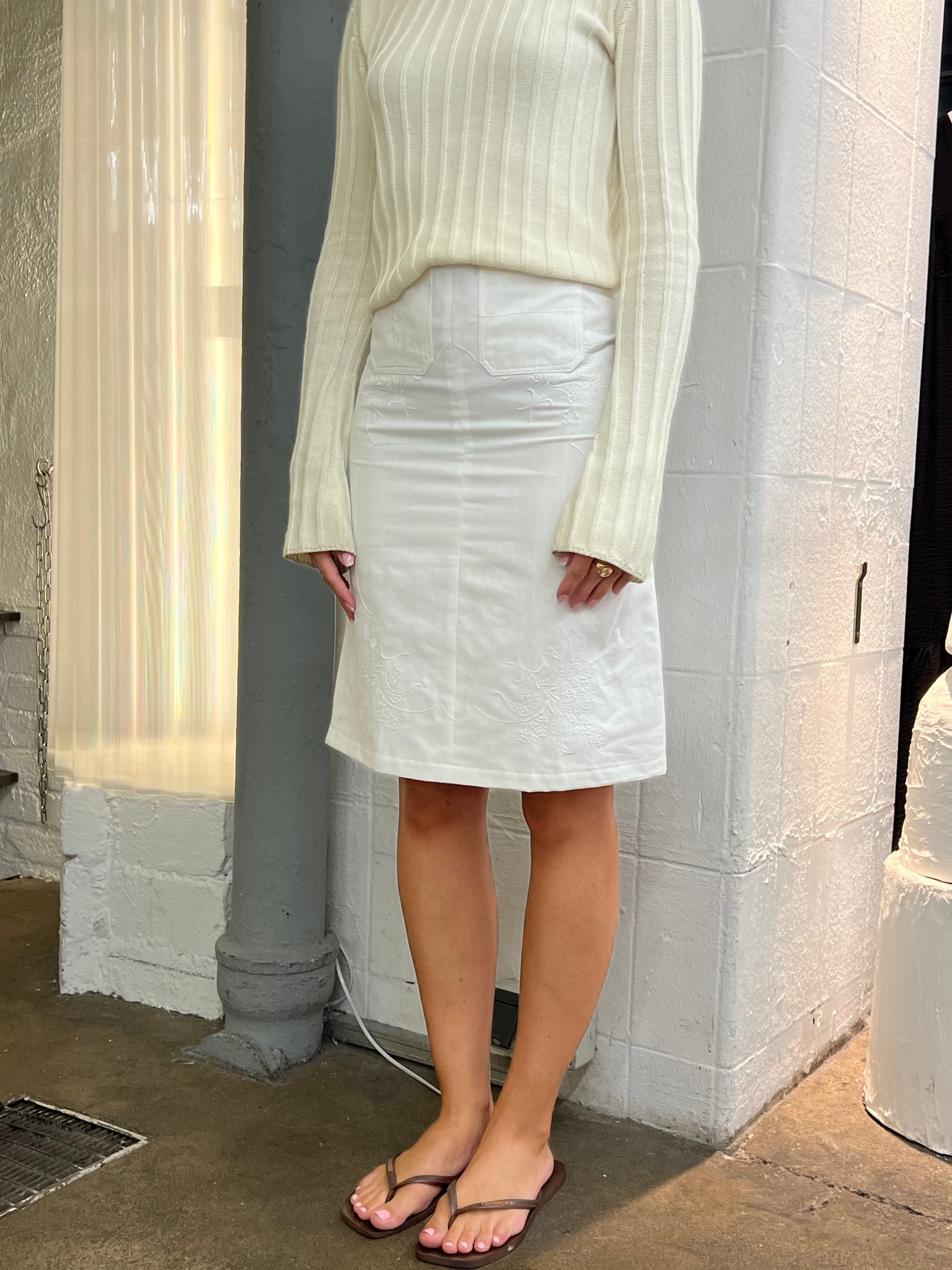 Susie skirt in white with flower details by shop toni