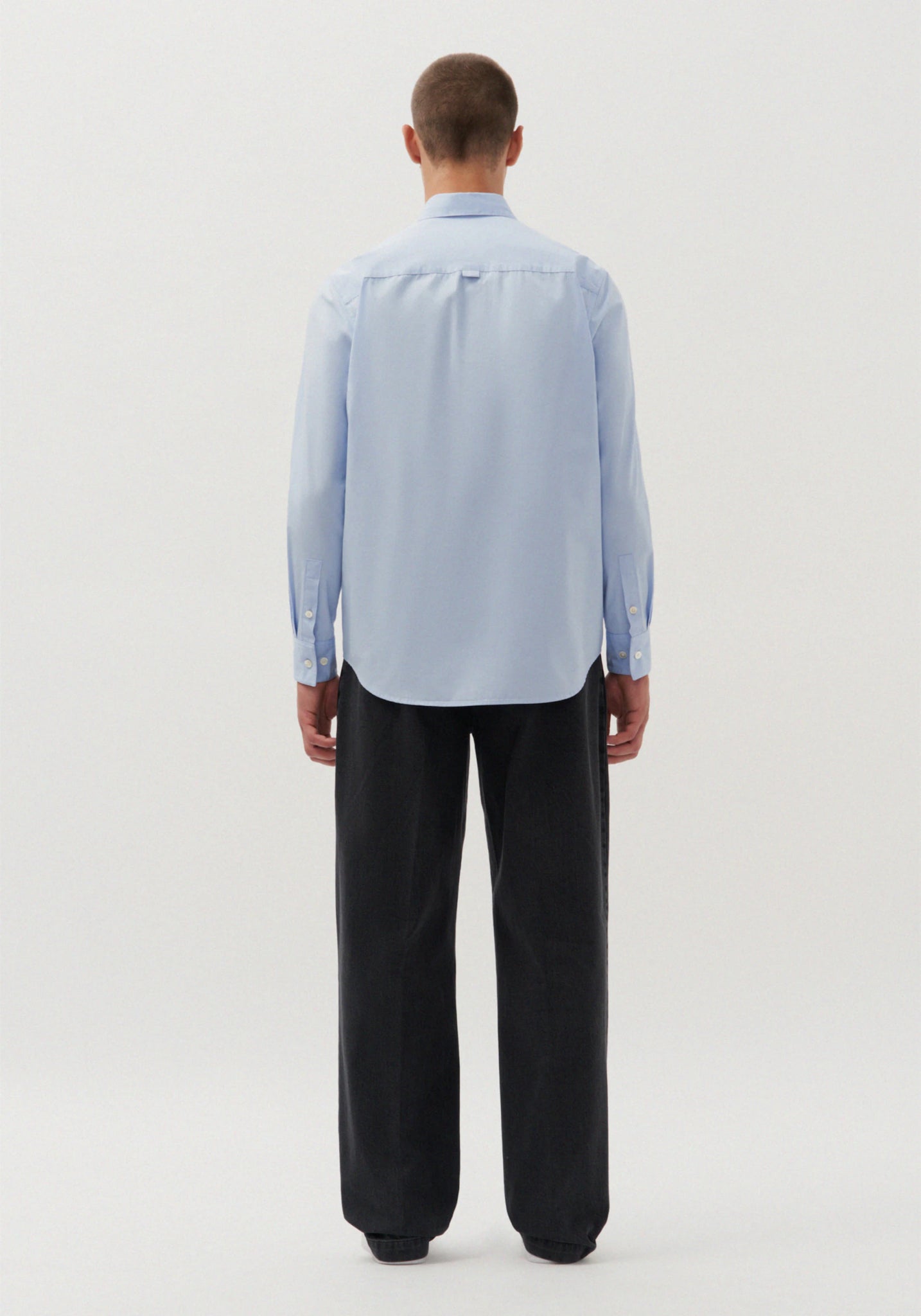 Gender neutral shirt in light blue by Studio Seidensticker