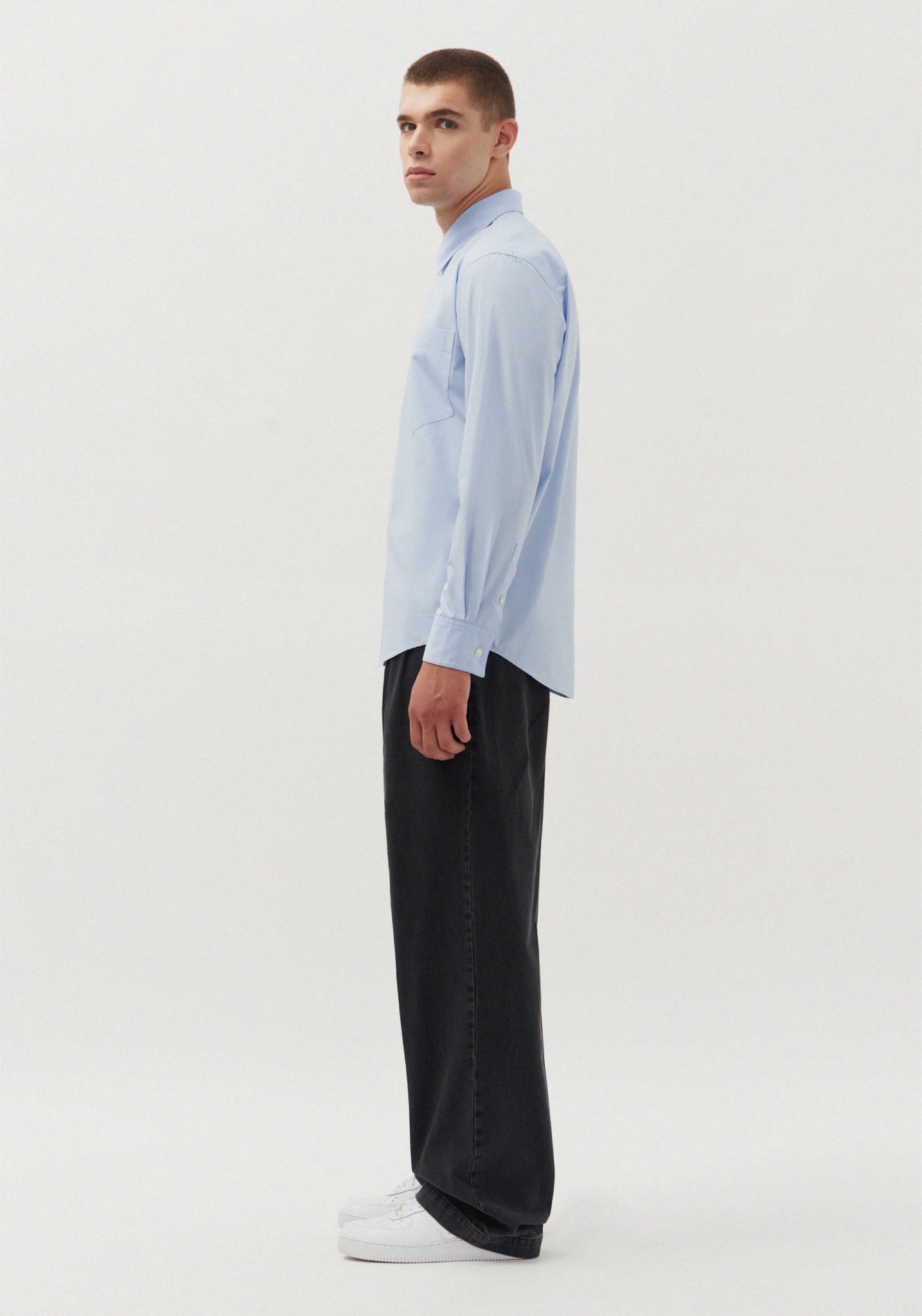 Gender neutral shirt in light blue by Studio Seidensticker