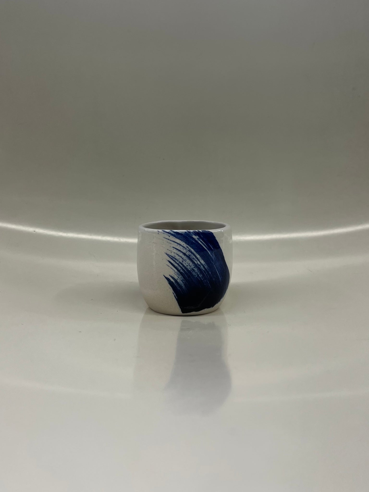 Small cup in white with blue brush stroke by Jimu Kobayashi
