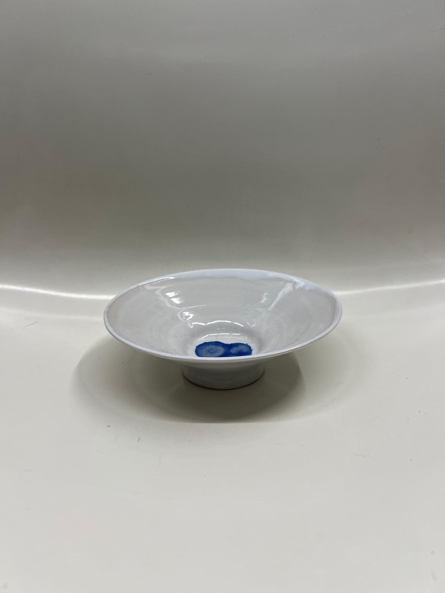Small wide bowl in white with blue details by Jimu Kobayashi