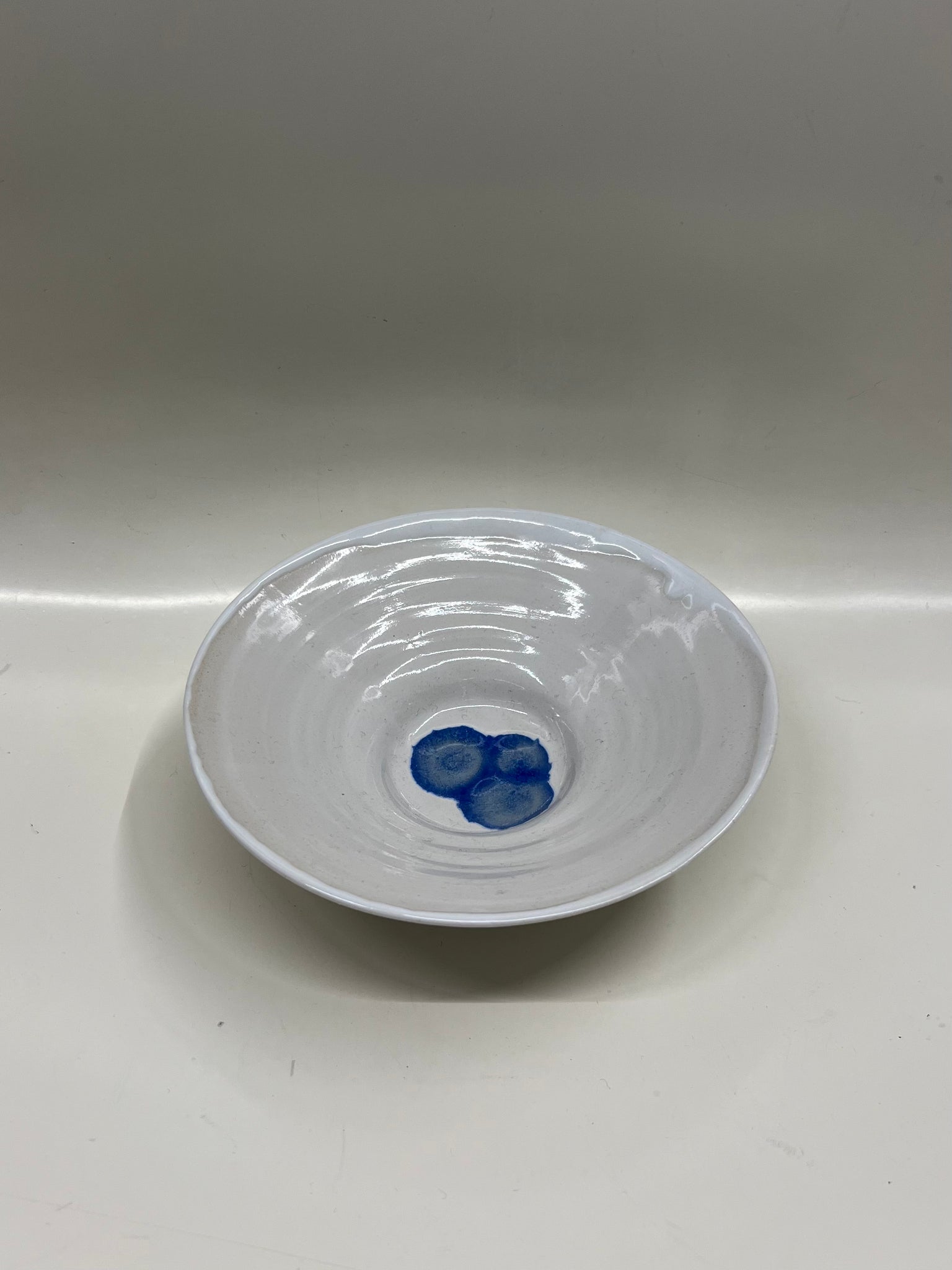 Small wide bowl in white with blue details by Jimu Kobayashi