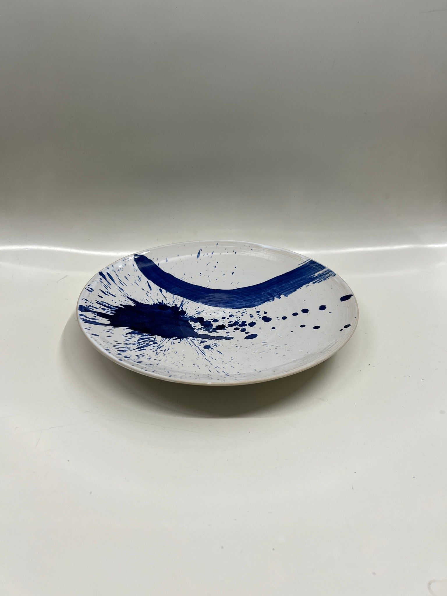 Platter in white with blue brush strokes by Jimu Kobayashi