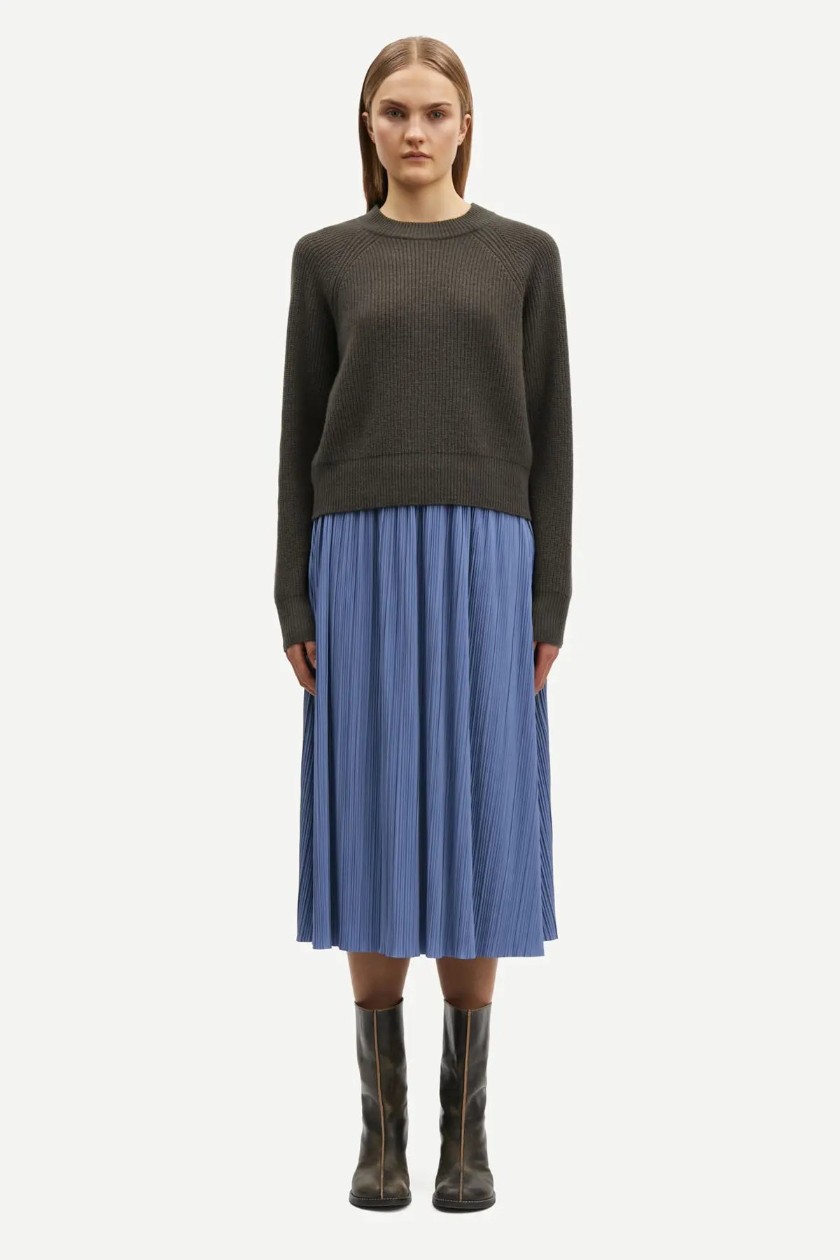 Pleated skirt in wild wind