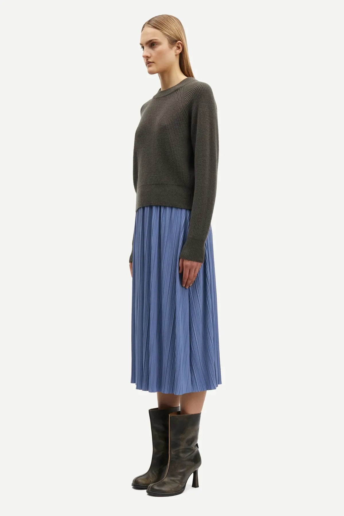 Pleated skirt in wild wind