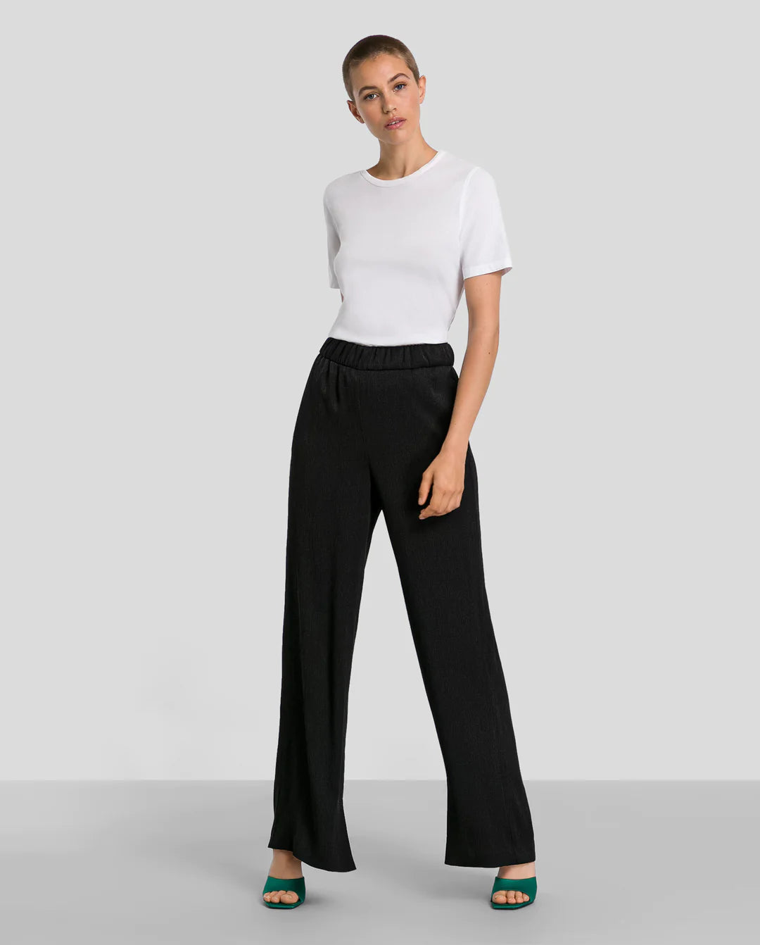 Finely pleated pants in black
