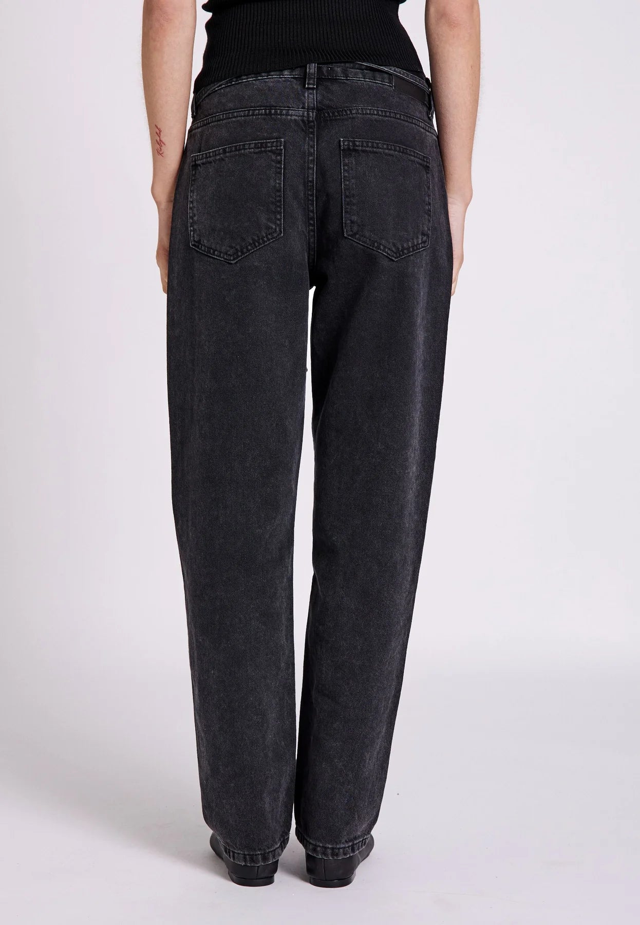 Kenzie relaxed belt jeans in black washed