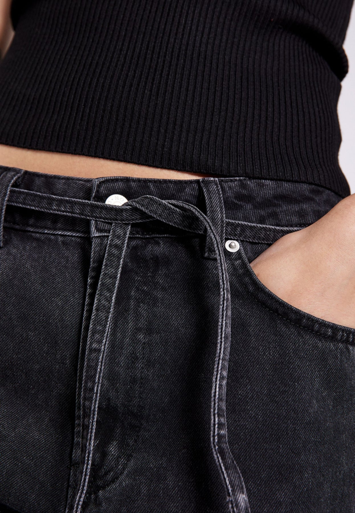 Kenzie relaxed belt jeans in black washed