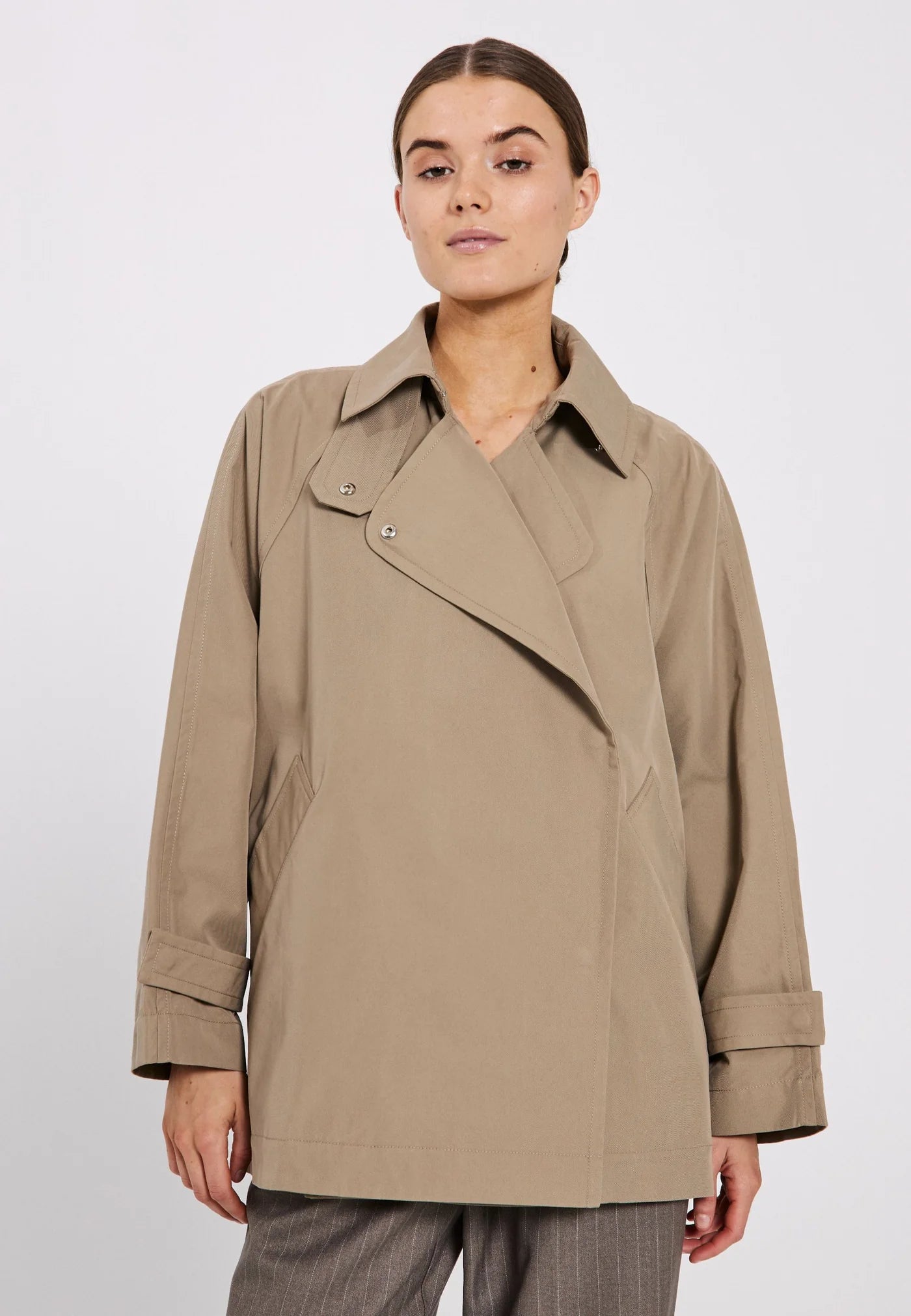Vana short trench coat in warm beige