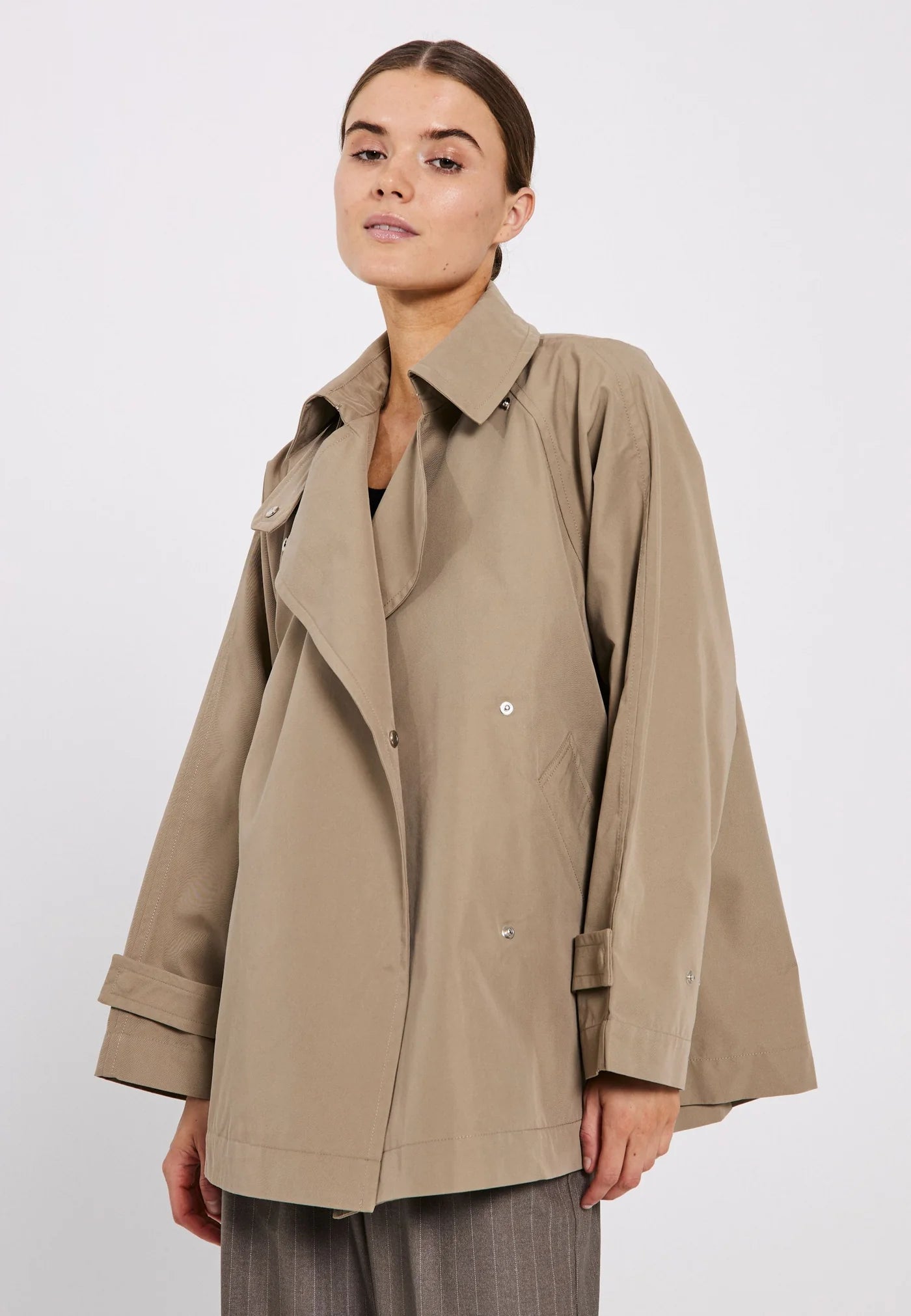 Vana short trench coat in warm beige