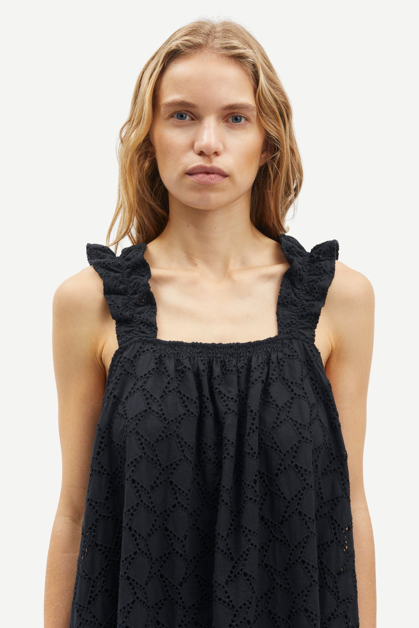 Lacy tulip dress in black