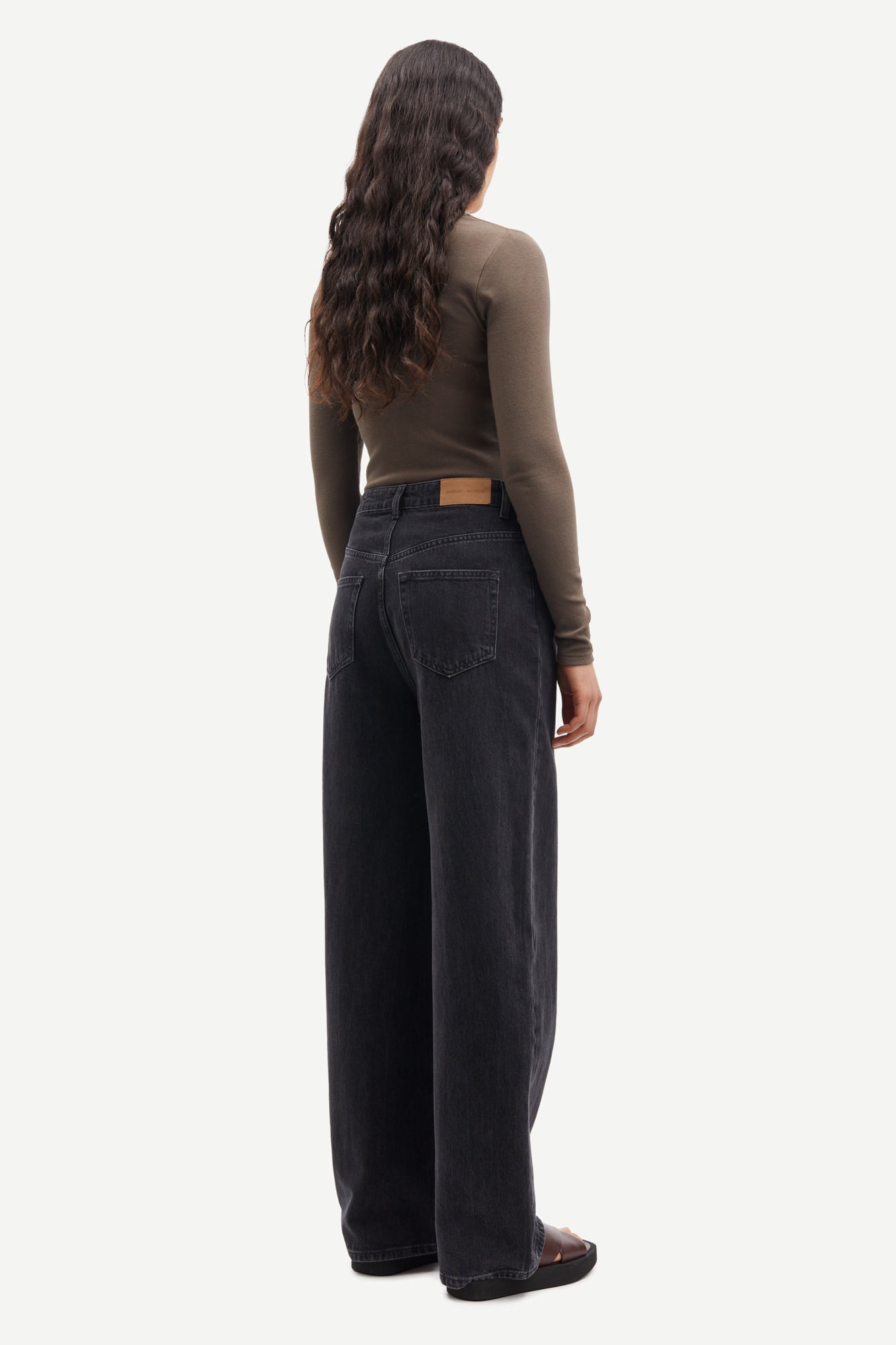 Mid waisted jeans in washed black