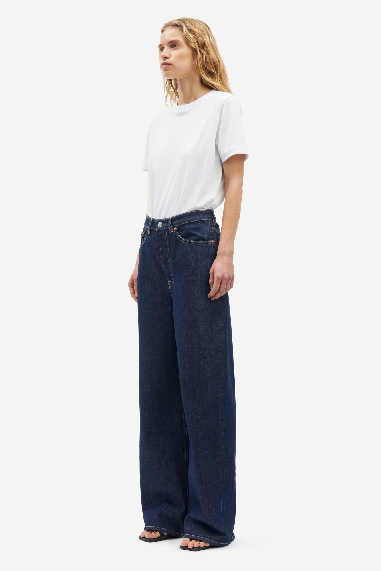 Mid waisted jeans in dark blue