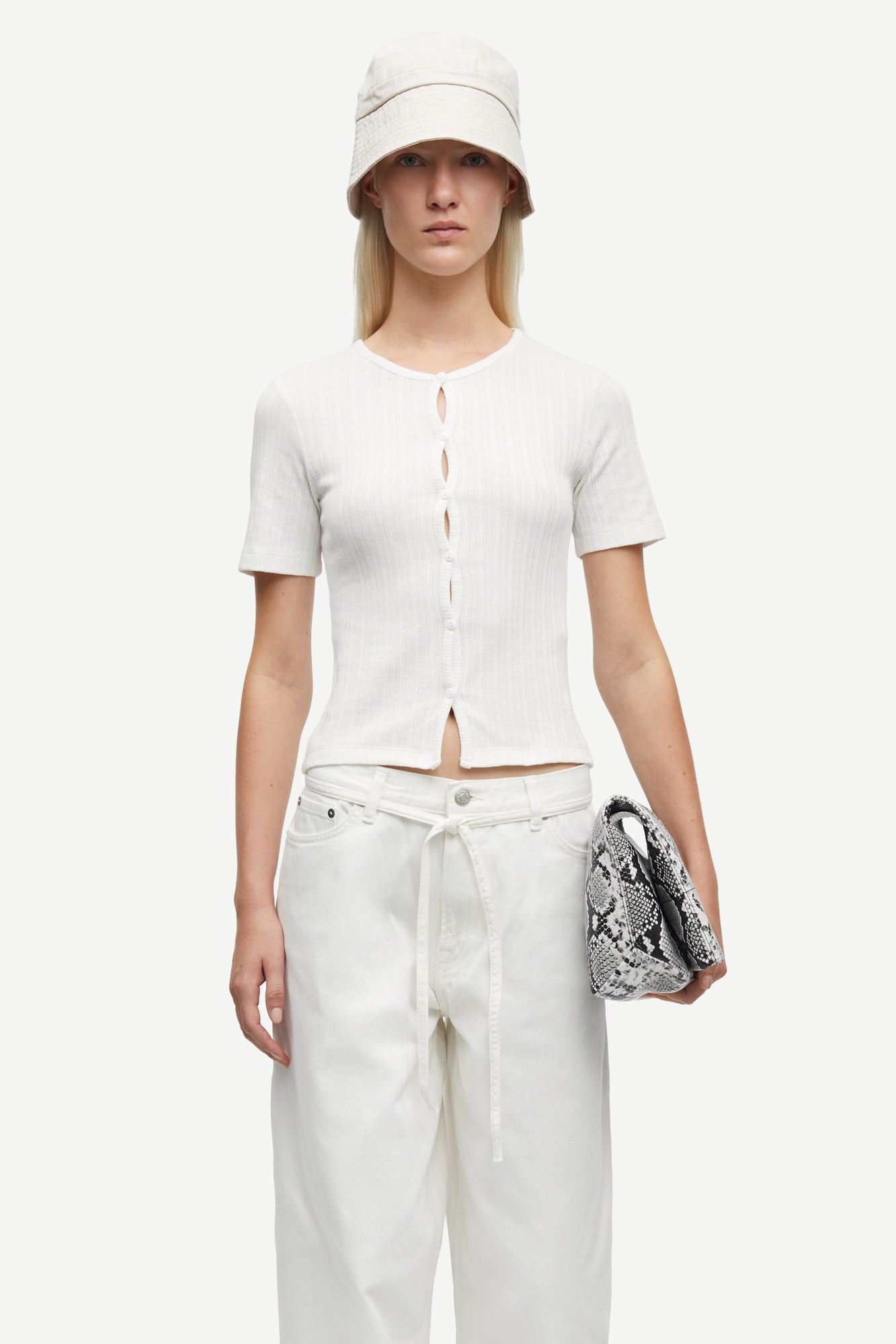 Sajuni short sleeved cardi in white