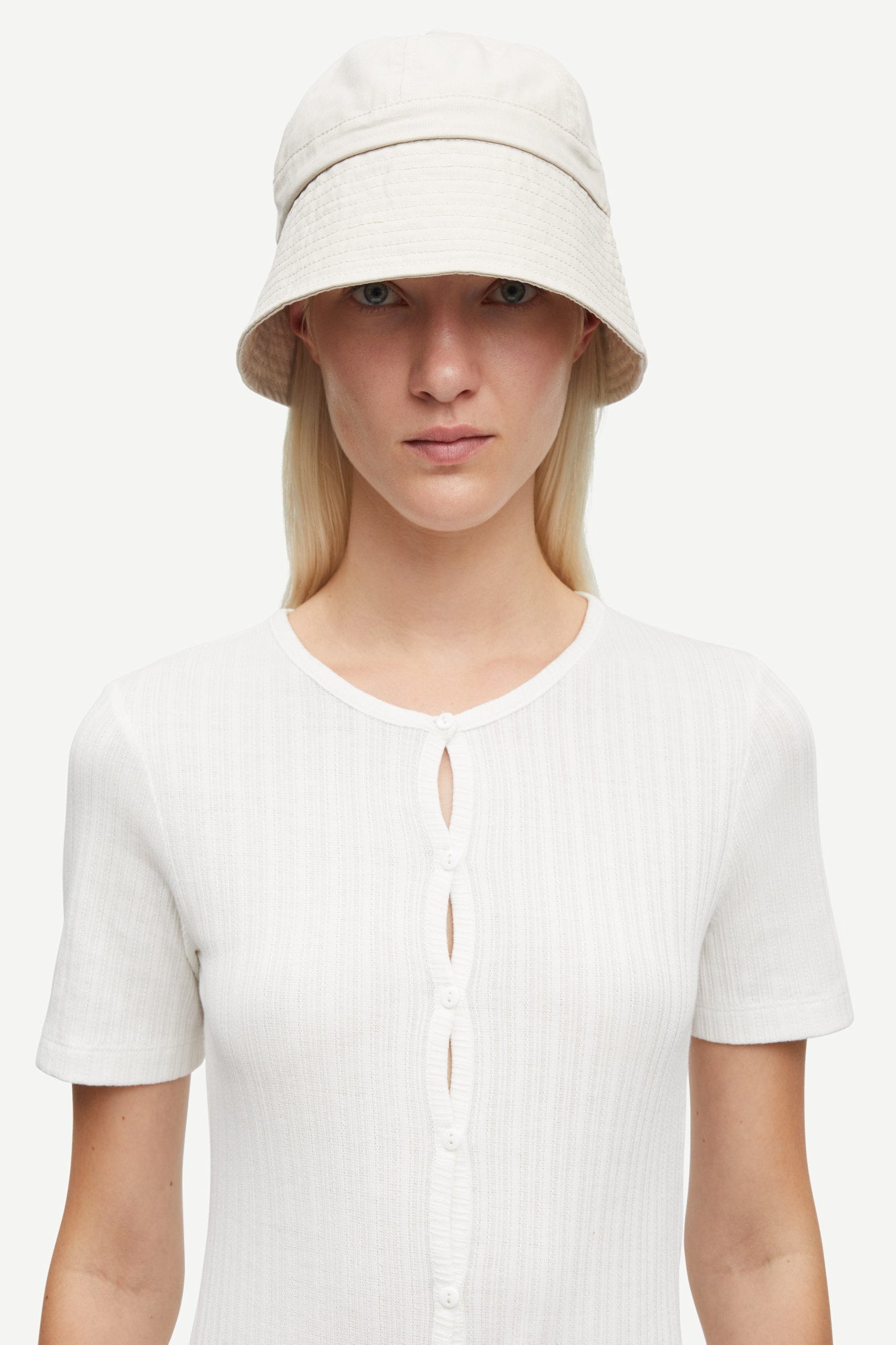 Sajuni short sleeved cardi in white