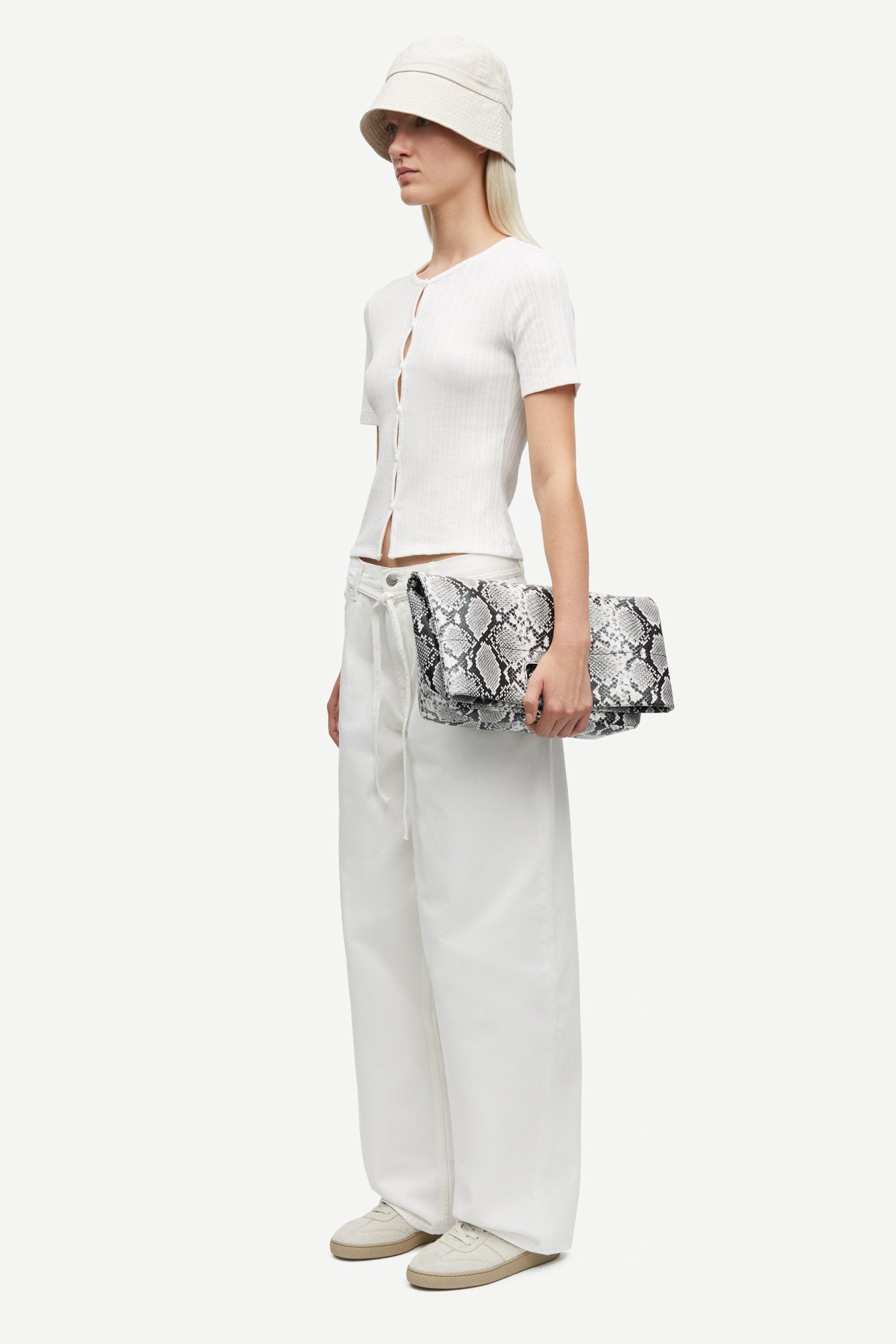 Sajuni short sleeved cardi in white